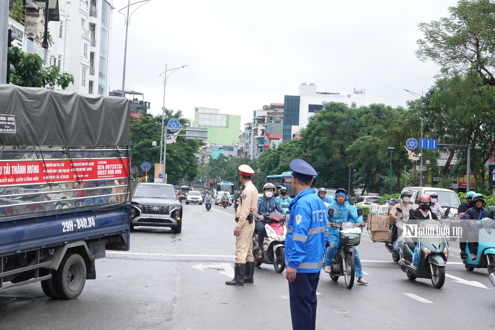 Cận cảnh nước lũ tại cầu Chương Dương và cầu Long Biên- Ảnh 1.