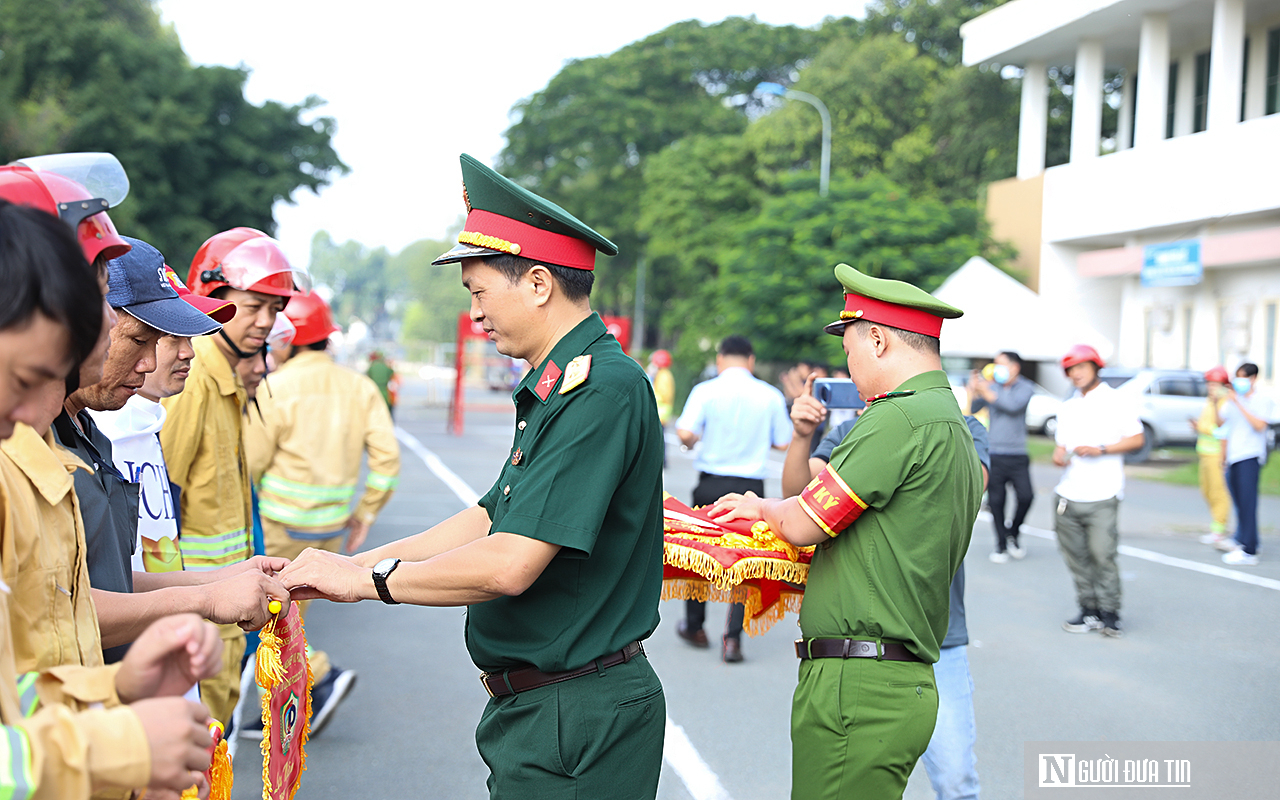 Loạt ảnh ấn tượng tại buổi kiểm tra nghiệp vụ chữa cháy ở Đồng Nai- Ảnh 7.