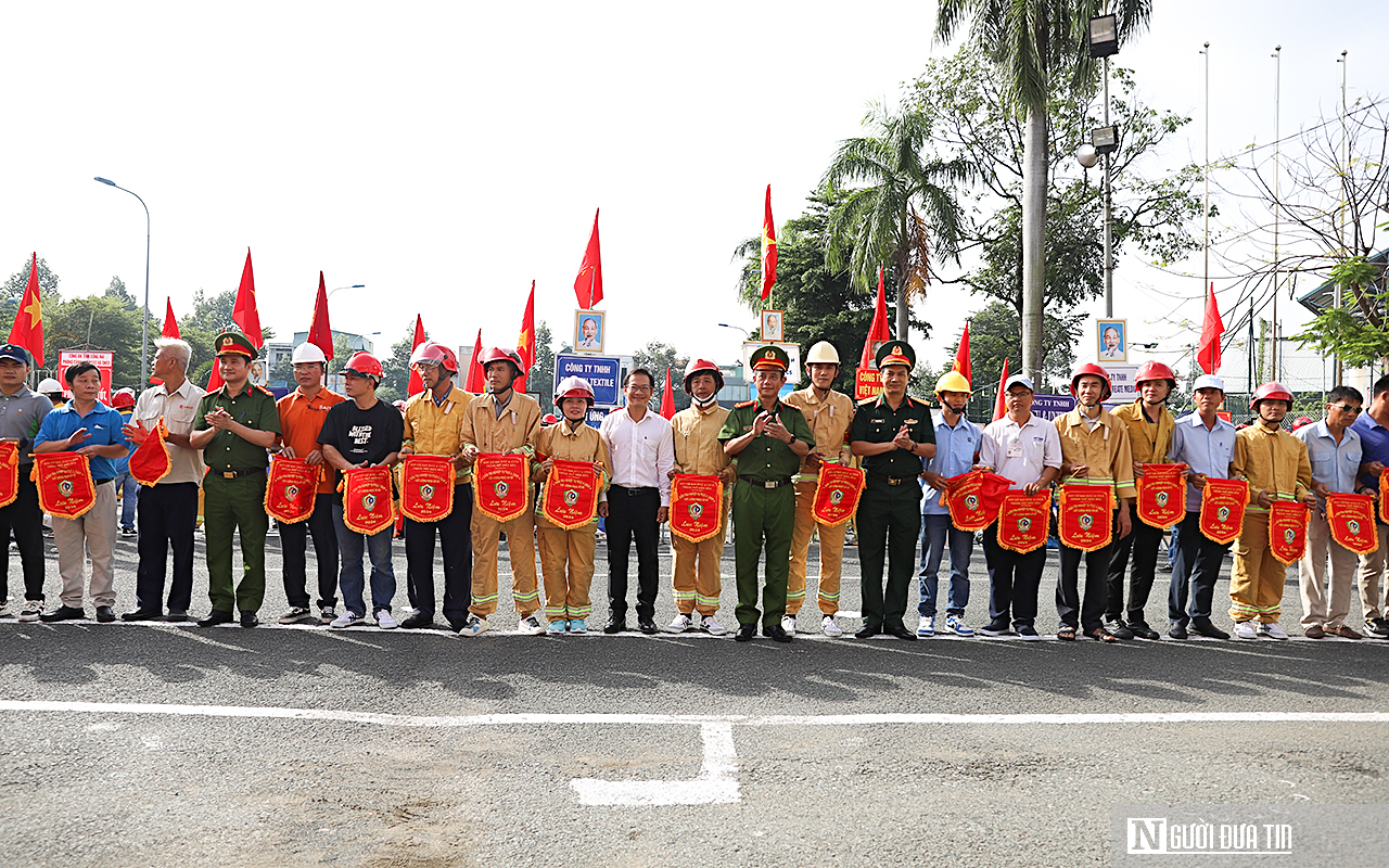 Loạt ảnh ấn tượng tại buổi kiểm tra nghiệp vụ chữa cháy ở Đồng Nai- Ảnh 9.