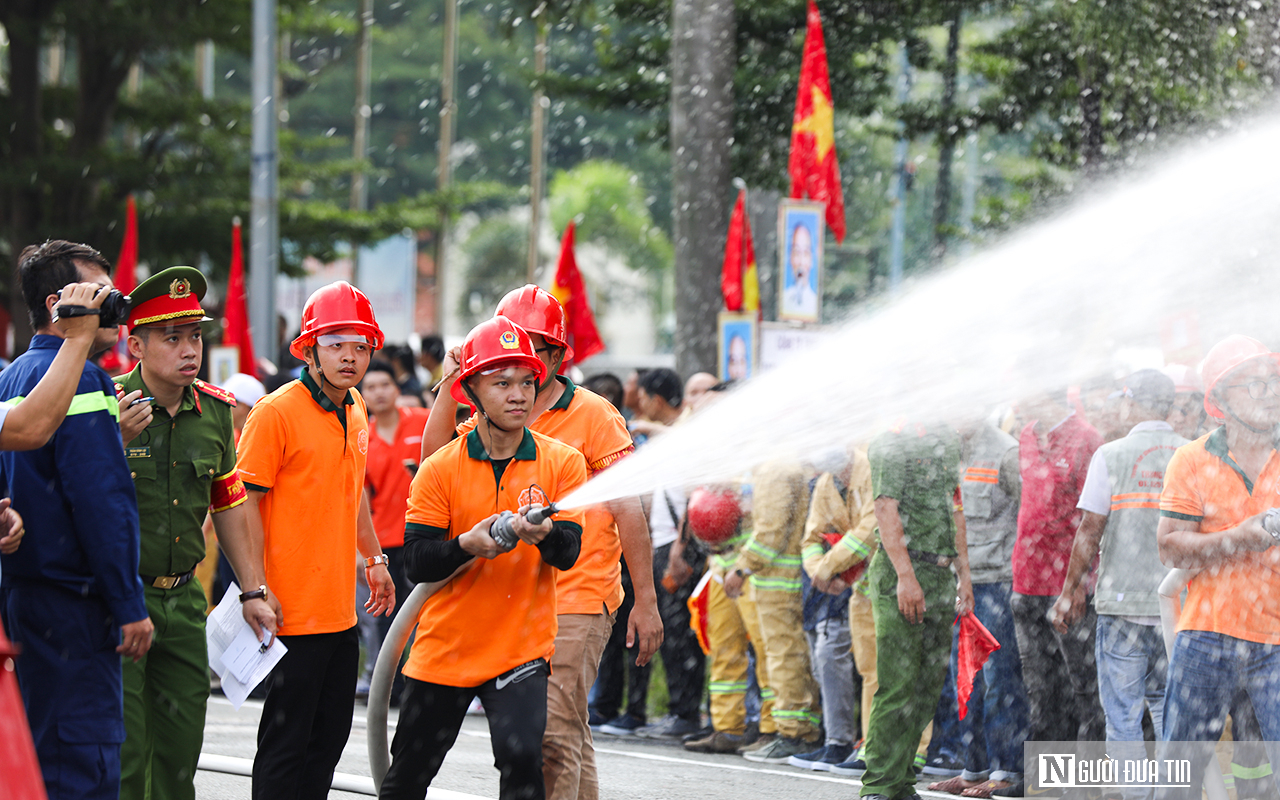 Loạt ảnh ấn tượng tại buổi kiểm tra nghiệp vụ chữa cháy ở Đồng Nai- Ảnh 14.