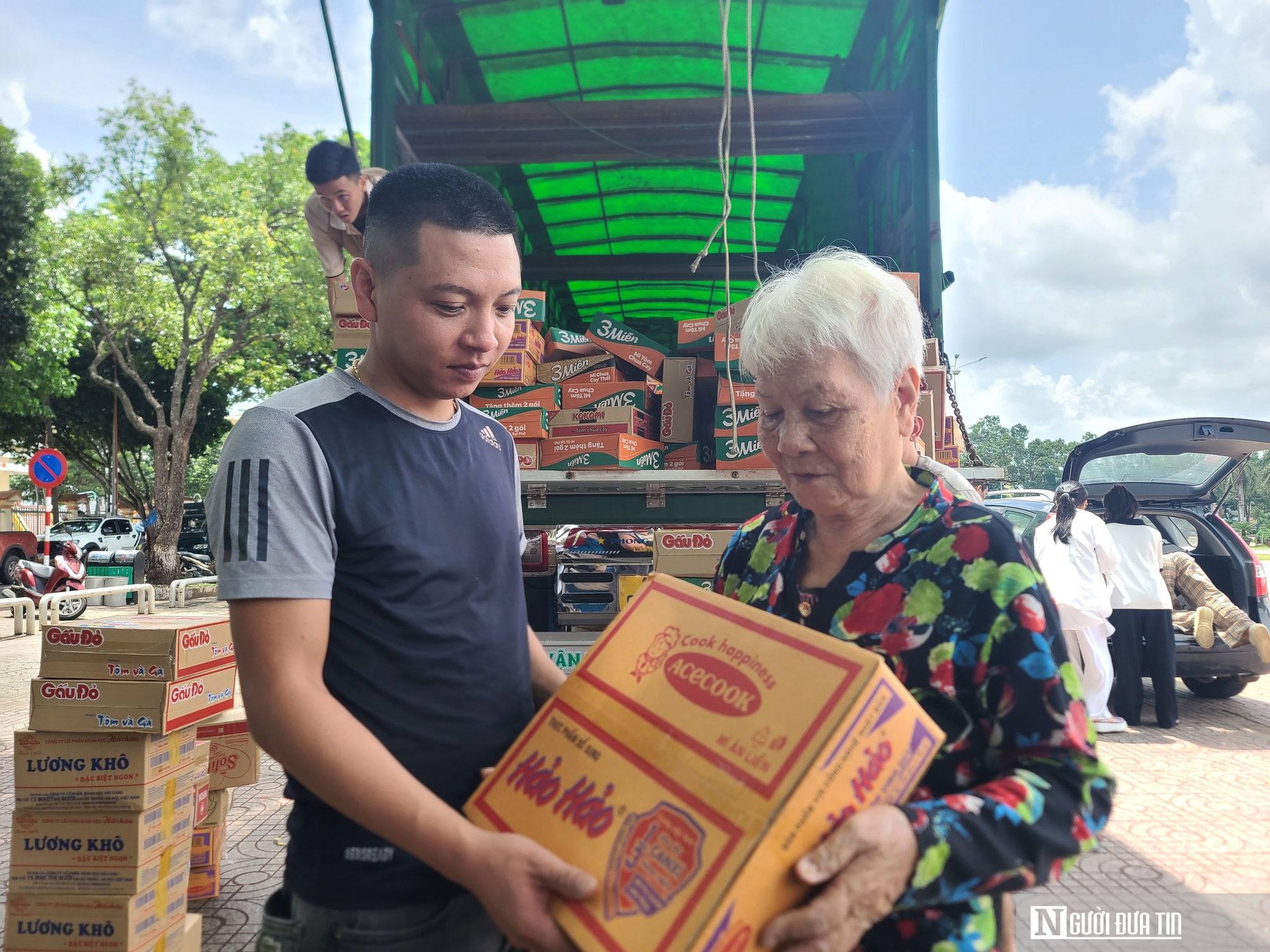 Đắk Lắk: Những chuyến xe chan chứa nghĩa tình hướng về các tỉnh phía Bắc sau bão Yagi- Ảnh 5.