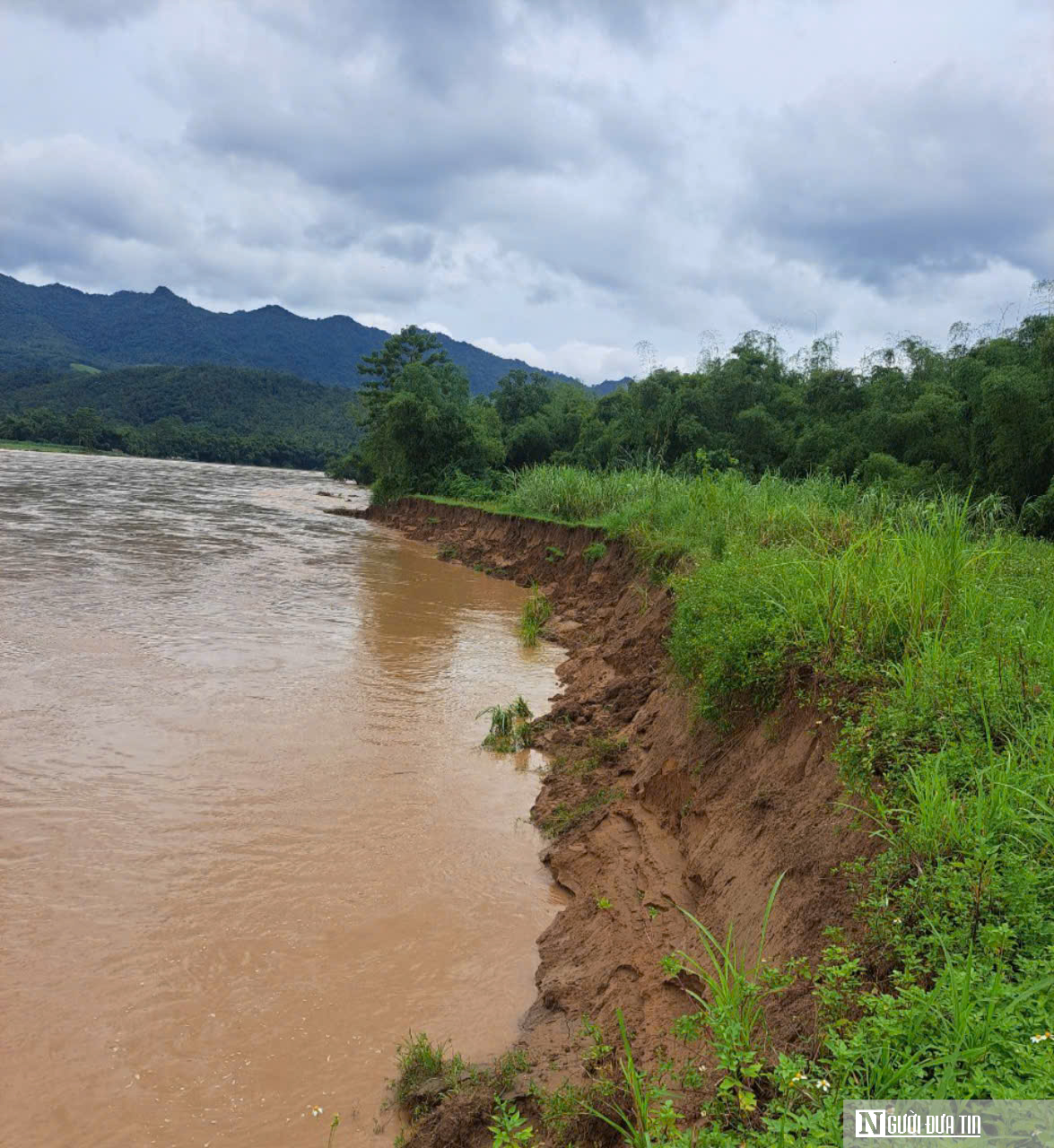 Sông Mã ở Thanh Hóa sạt lở gần 2km, sâu 20-30m- Ảnh 1.