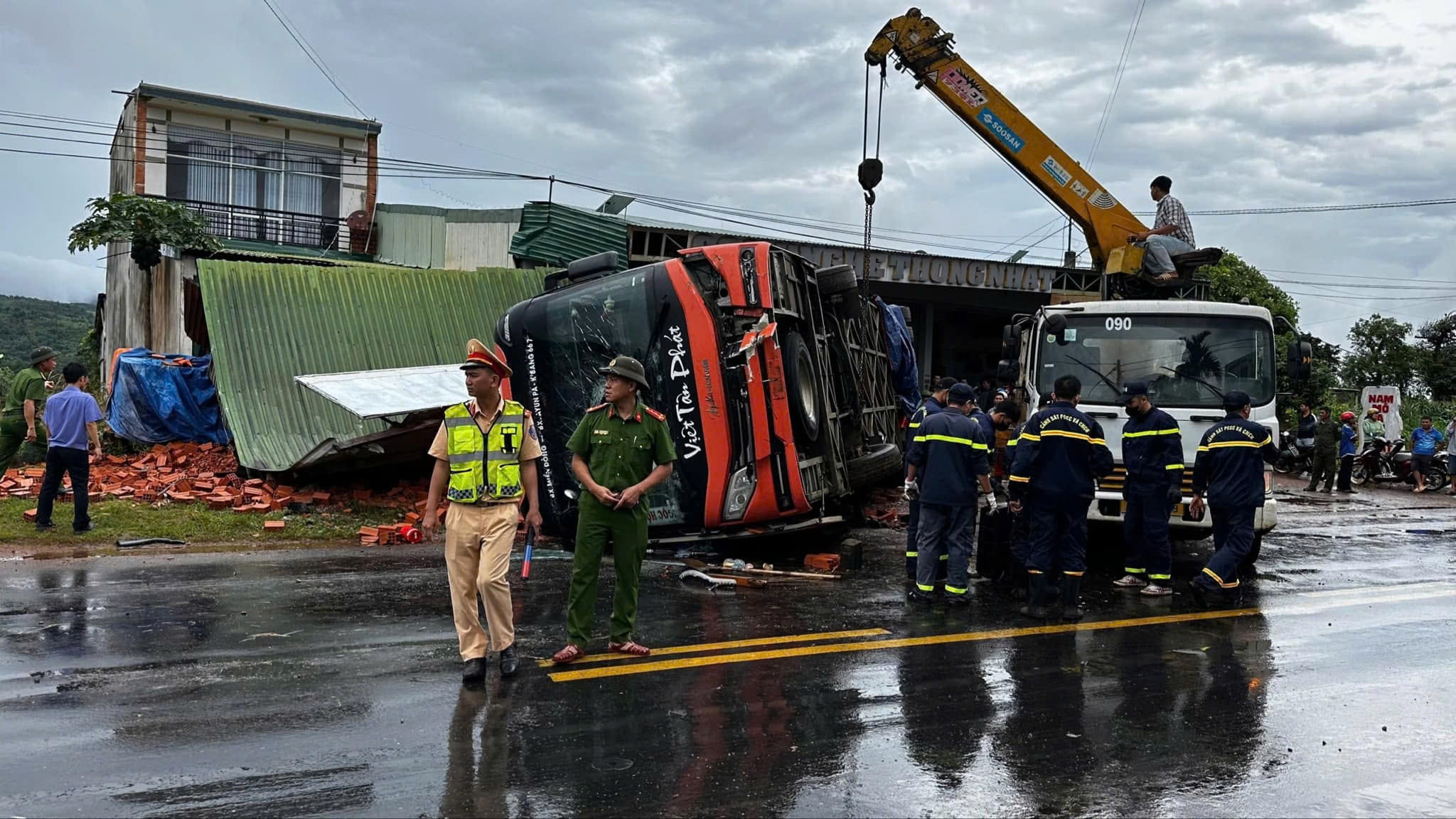 Lật xe khách trên đường Hồ Chí Minh, 4 người tử vong- Ảnh 1.