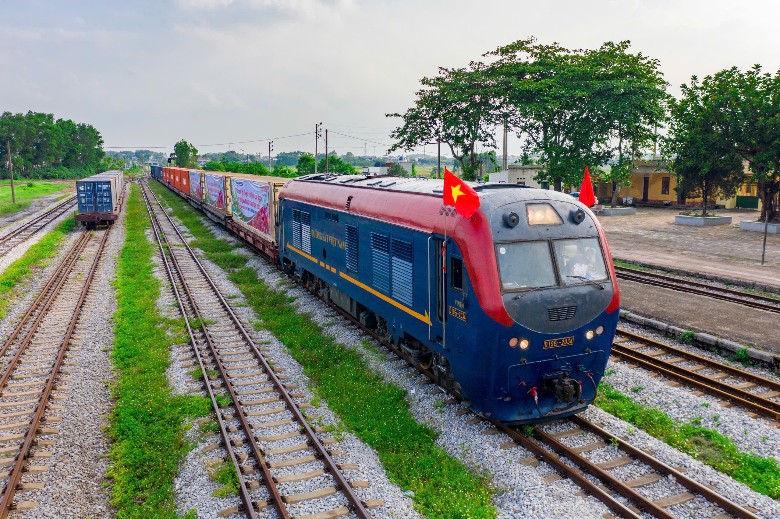 Đường sắt, hàng không miễn phí vận chuyển hàng cứu trợ- Ảnh 1.