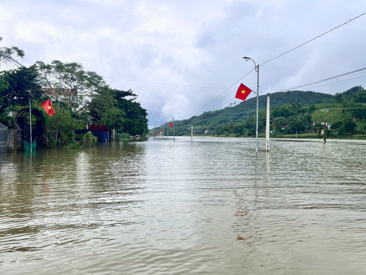 Nước sông Bưởi dâng cao, 100 hộ dân ở Thanh Hóa bị ngập và cô lập- Ảnh 3.