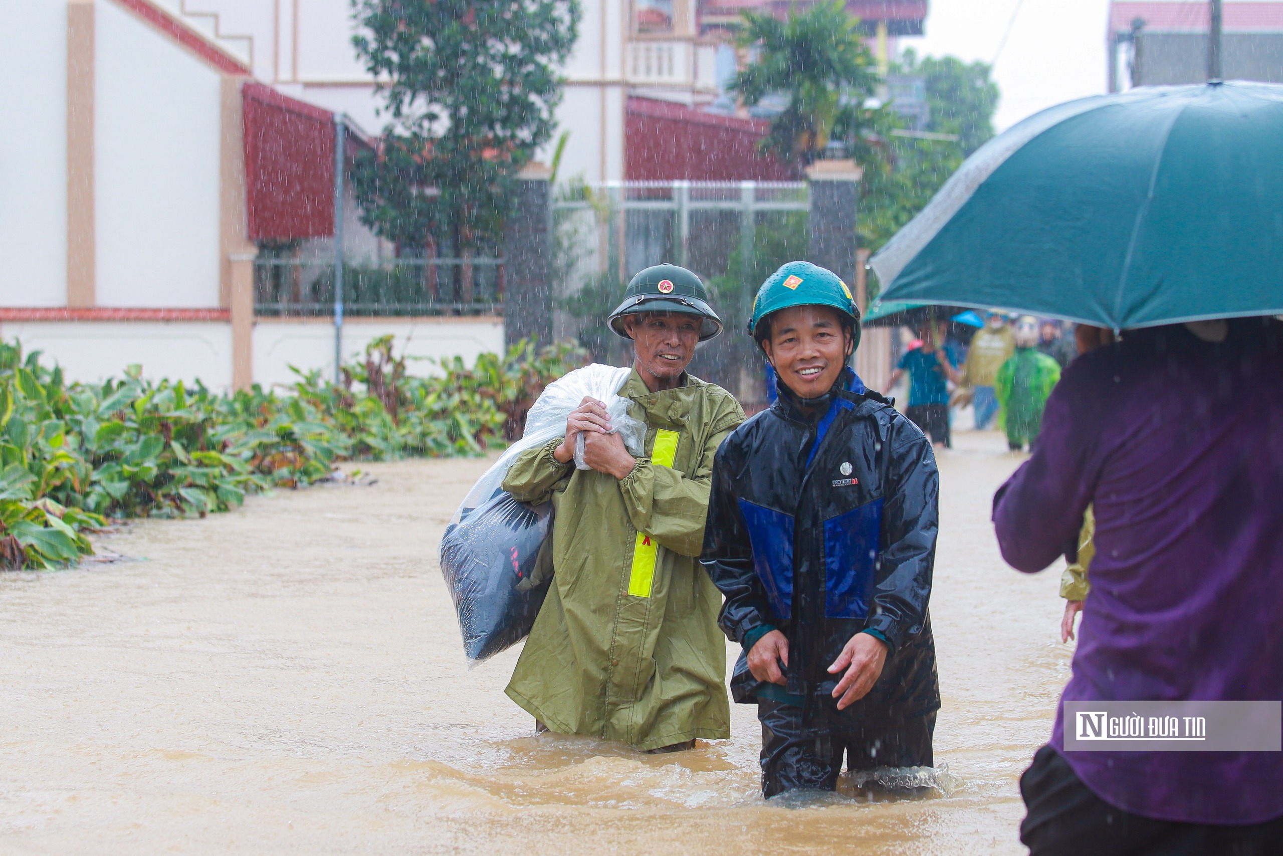 Hỗ trợ người dân vùng ngoại thành Hà Nội di dời tài sản tránh lũ- Ảnh 10.