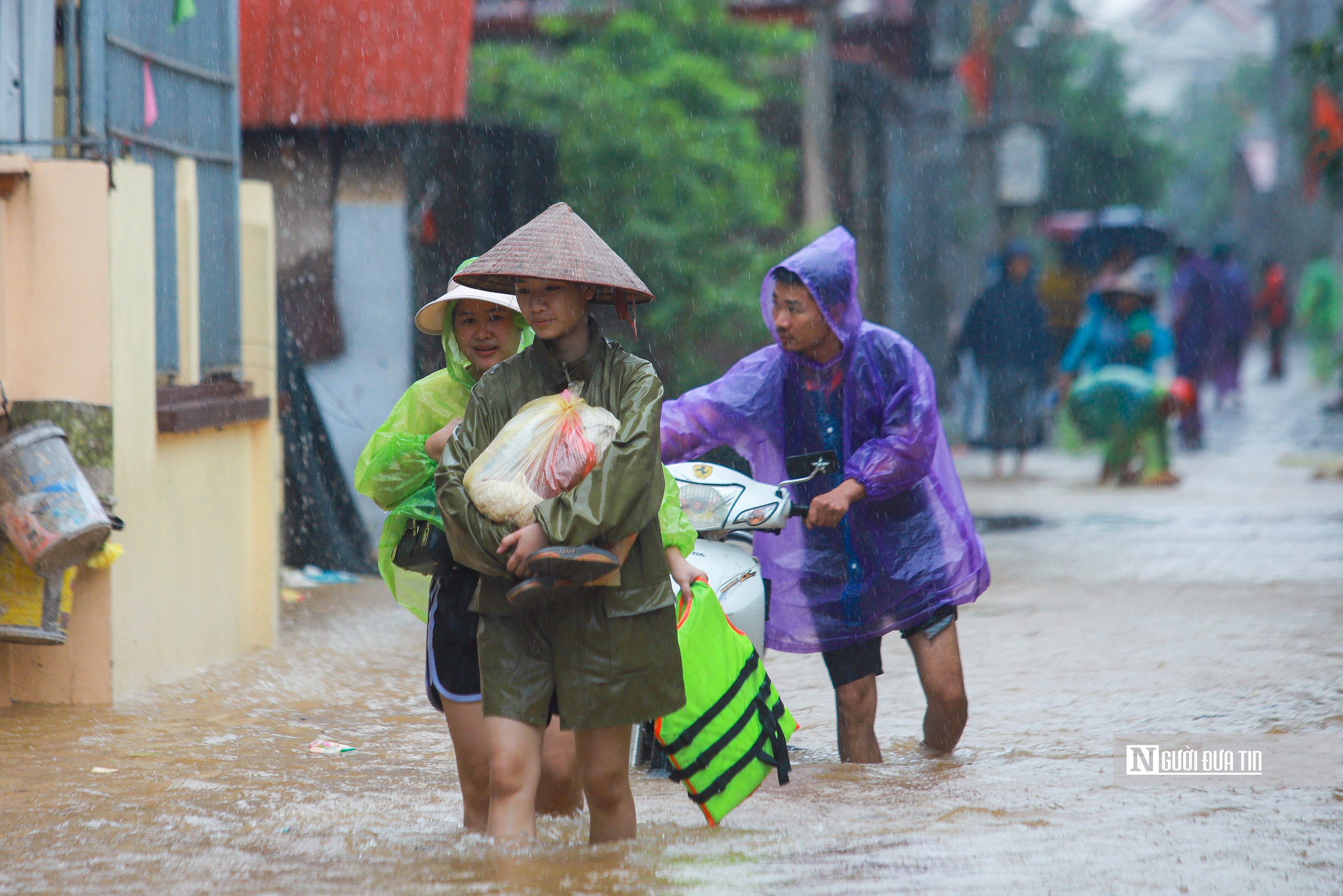 Hỗ trợ người dân vùng ngoại thành Hà Nội di dời tài sản tránh lũ- Ảnh 9.