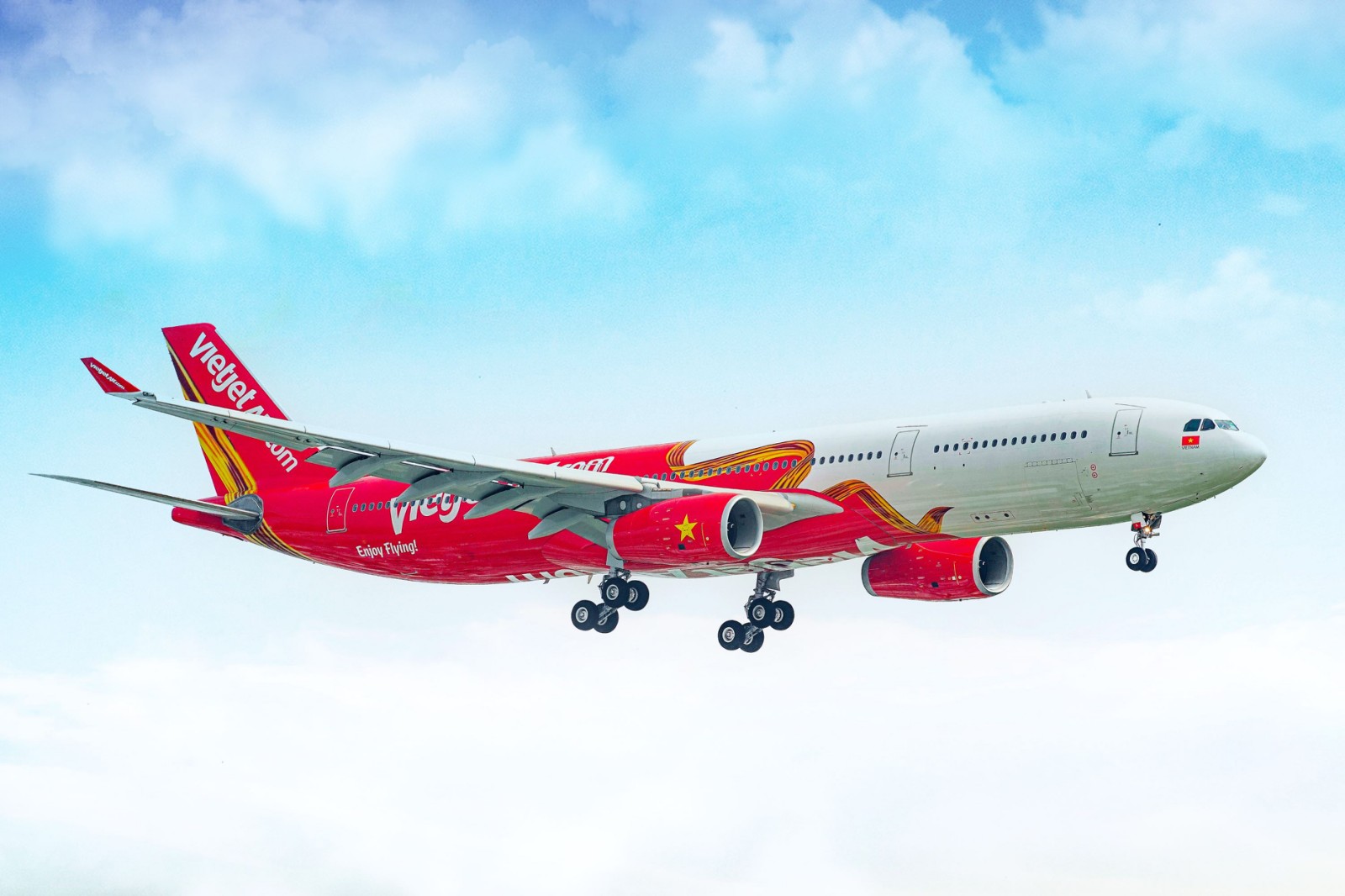 Vietjet ủng hộ đồng bào tại các vùng bị thiệt hại do bão lũ- Ảnh 2.