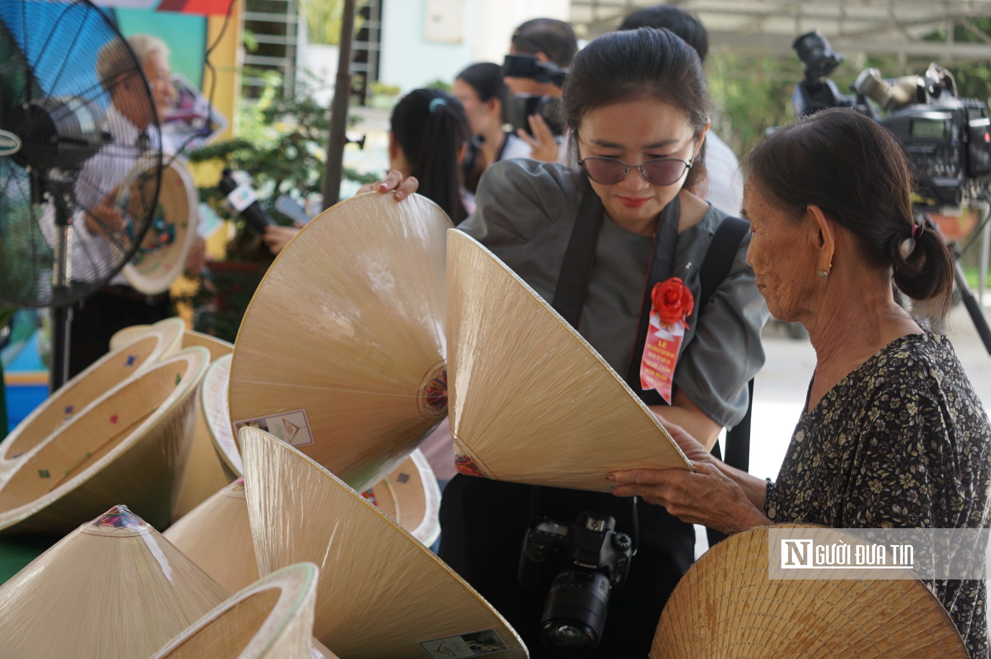 Hiện nay, người làm nón ở Phú Gia đã sáng tạo nhiều mẫu nón cách tân, có sự thay đổi trong chất lượng, công đoạn để phù hợp với thị hiếu của người tiêu dùng. Ảnh: Thu Dịu