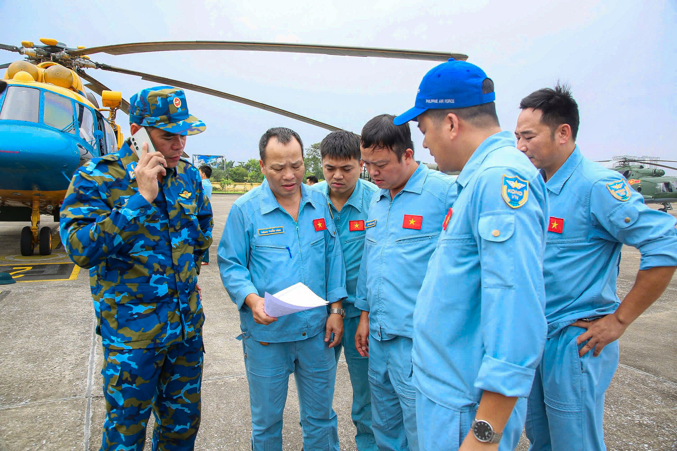 Trực thăng chở hàng vào tâm lũ- Ảnh 4.