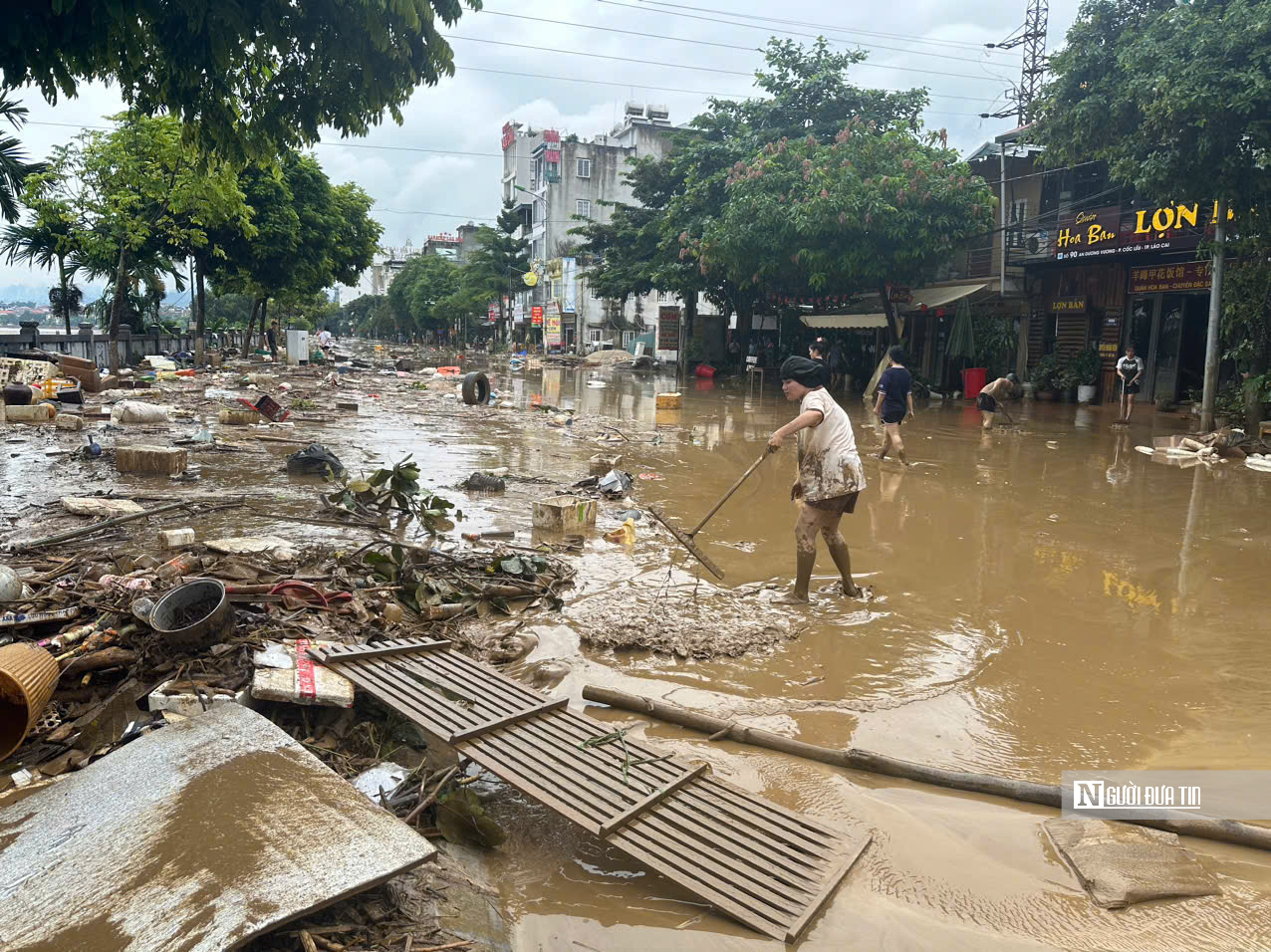 Thành phố Yên Bái ngập ngụa bùn, rác sau lũ- Ảnh 3.