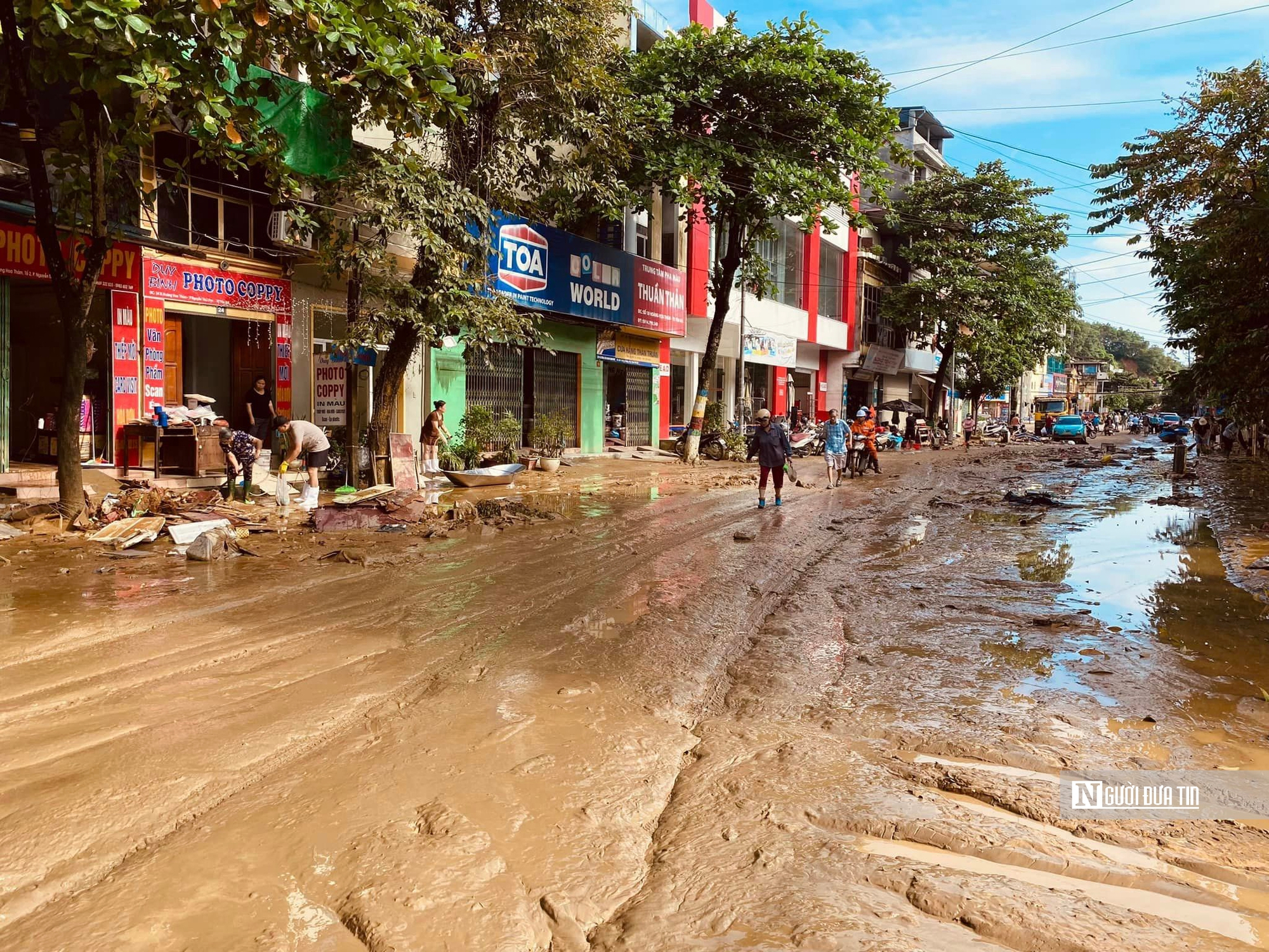 Thành phố Yên Bái ngập ngụa bùn, rác sau lũ- Ảnh 4.