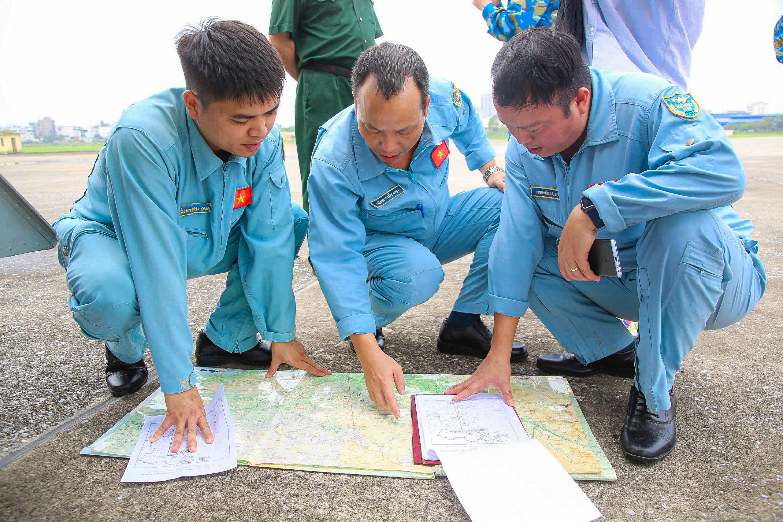 Trực thăng chở hàng vào tâm lũ- Ảnh 5.