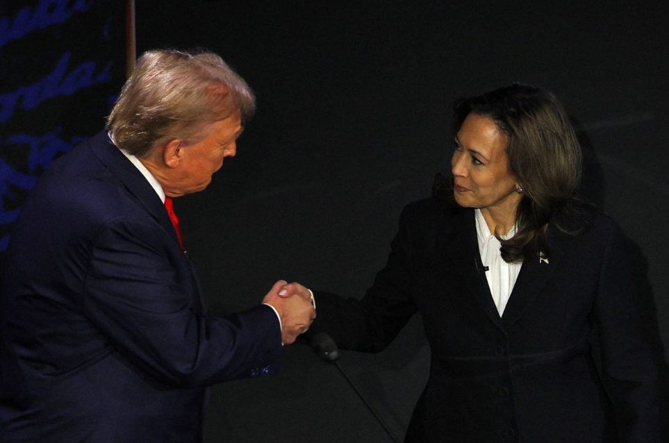 Điều bất ngờ bên ngoài sân khấu tranh luận giữa ông Trump và bà Harris- Ảnh 5.