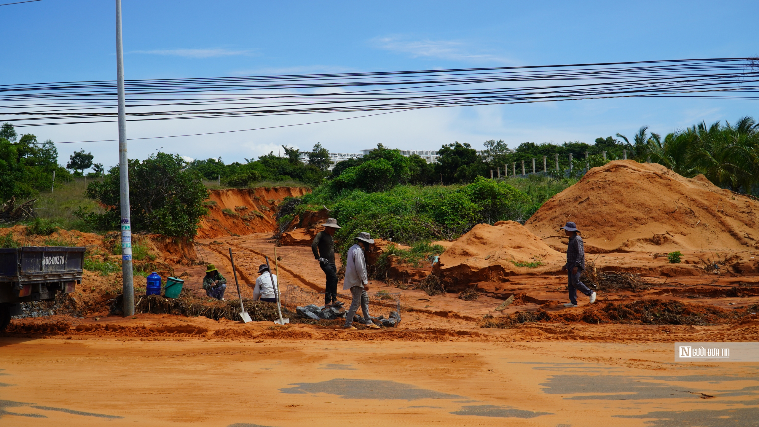 Bình Thuận: Không dám ngủ ở nhà vì sợ lũ cát ập xuống- Ảnh 1.