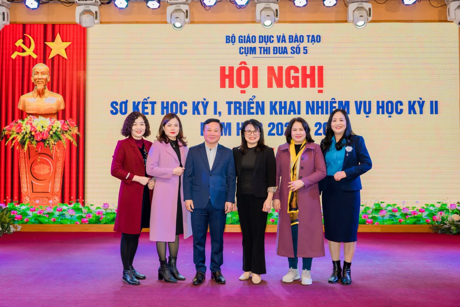 Giáo viên mừng vì được truy lĩnh tiền học nâng chuẩn, địa phương lo không có nguồn kinh phí- Ảnh 1.