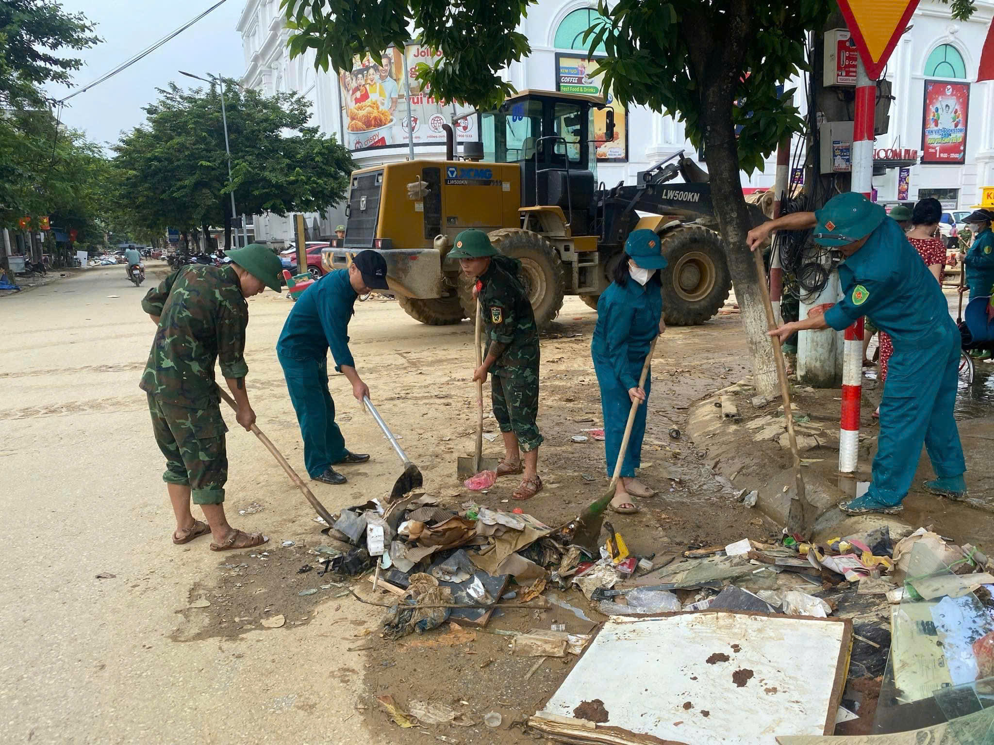 Lũ rút, đường phố Tuyên Quang "hồi sinh"- Ảnh 5.