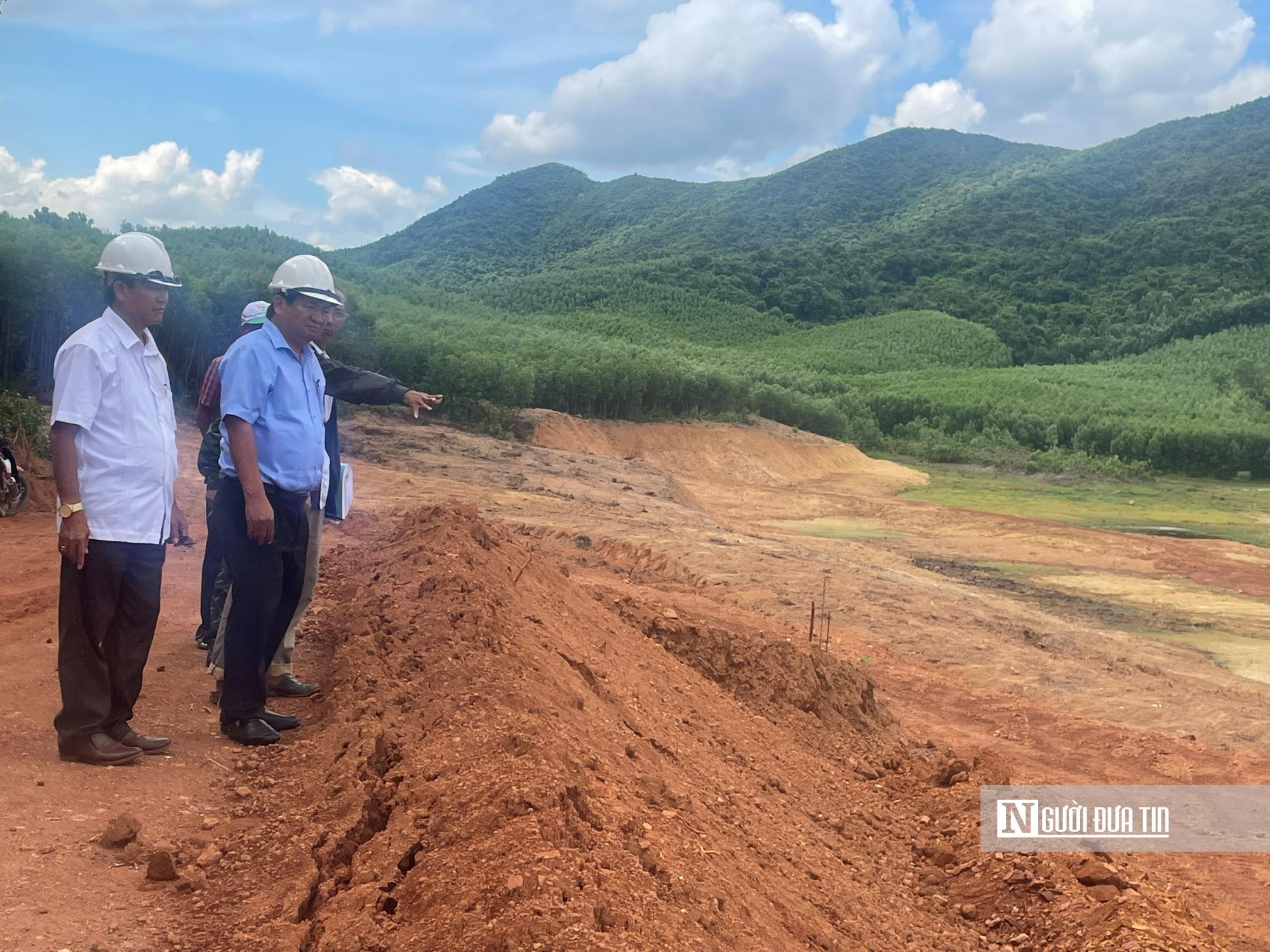 Lãnh đạo Sở NN&PTNT tỉnh Bình Định kiểm tra các hồ chứa  đang thi công trên địa bàn tỉnh. Ảnh: Thu Dịu