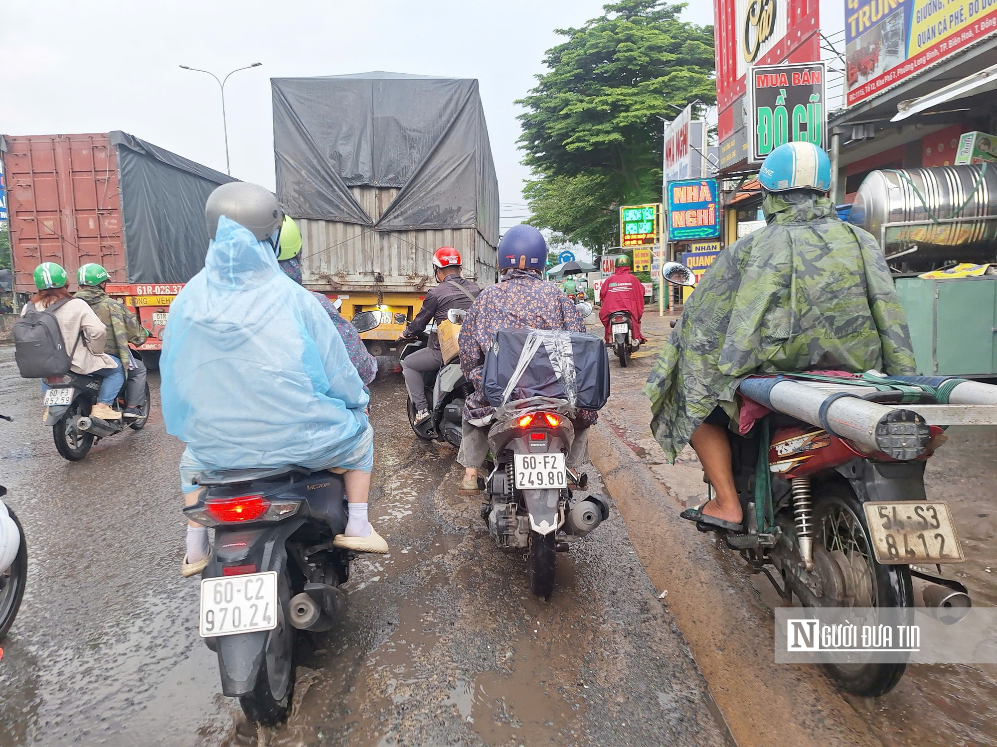 Đồng Nai: "Nghẹt thở" cảnh xe tải, container, xe máy chen nhau trên quốc lộ 51- Ảnh 4.