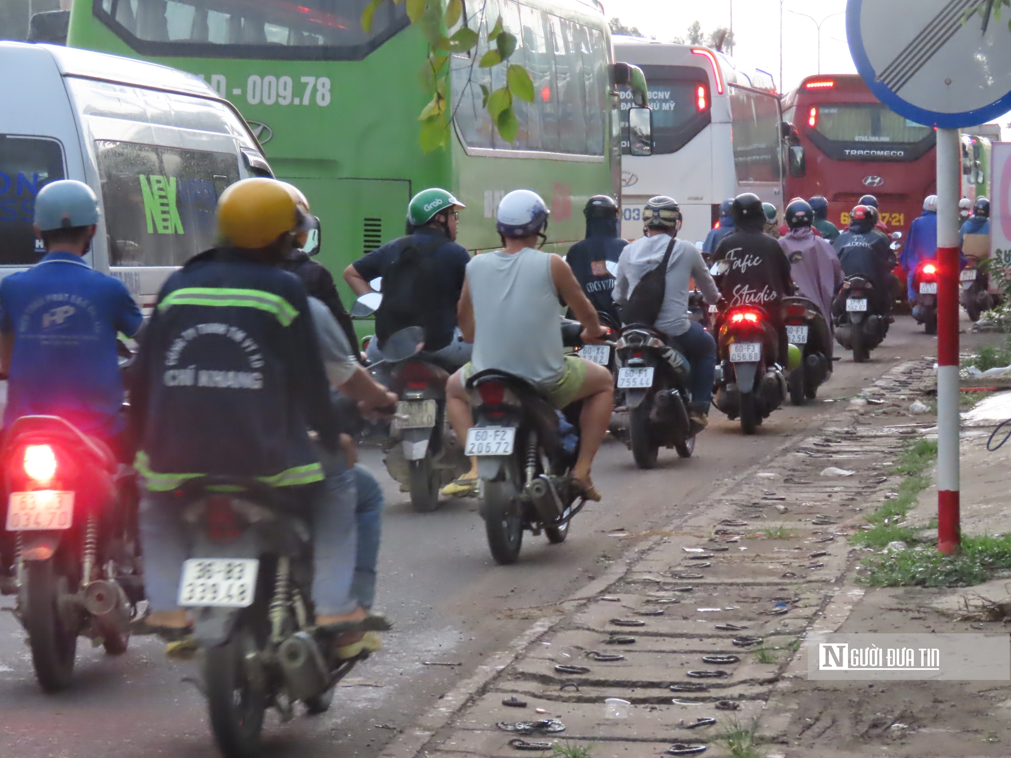 Đồng Nai: "Nghẹt thở" cảnh xe tải, container, xe máy chen nhau trên quốc lộ 51- Ảnh 7.