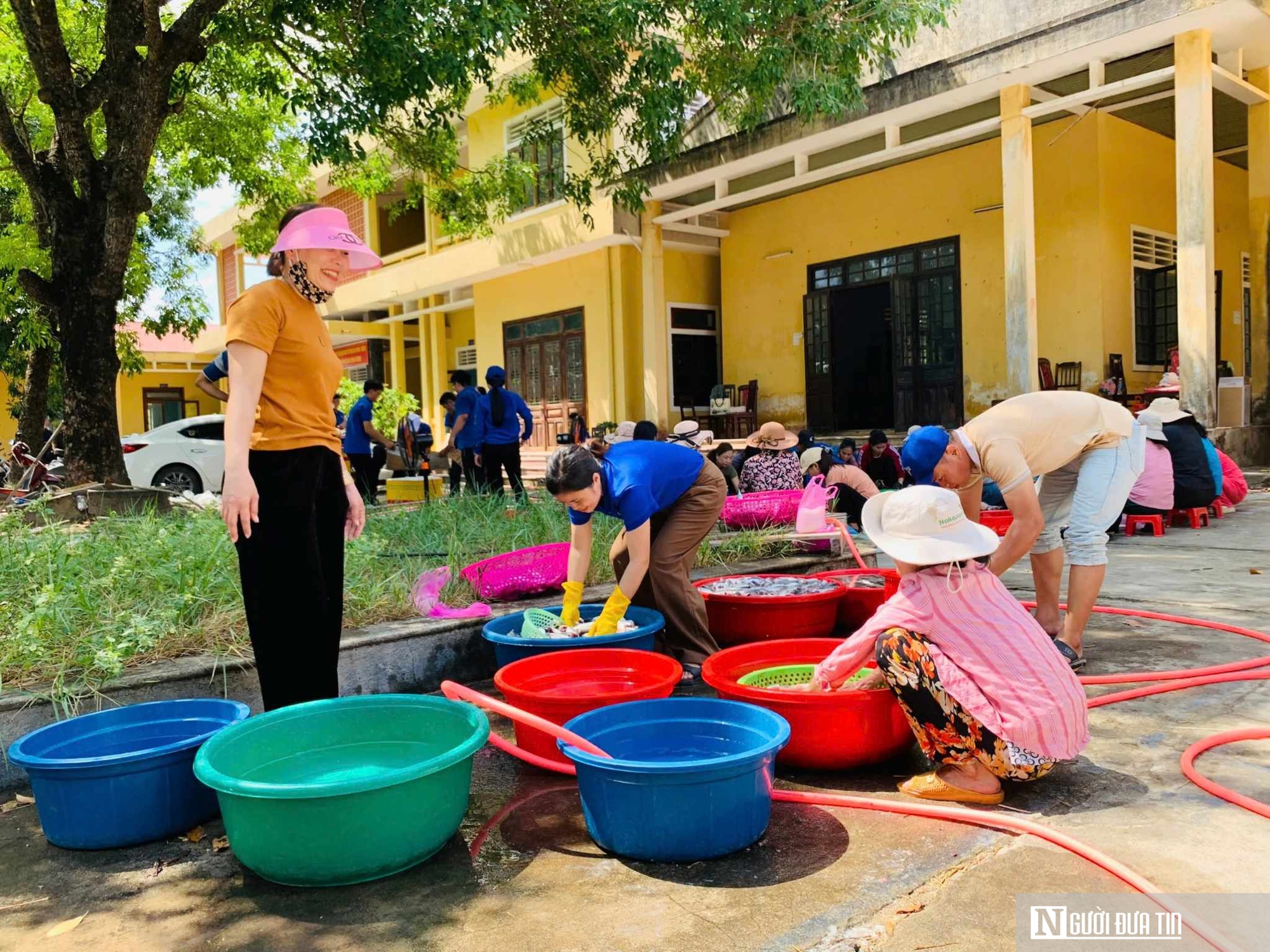 Chùm ảnh: Doanh nhân Huế tự tay đi mua cá nục tươi về nướng than gửi ra Bắc- Ảnh 4.