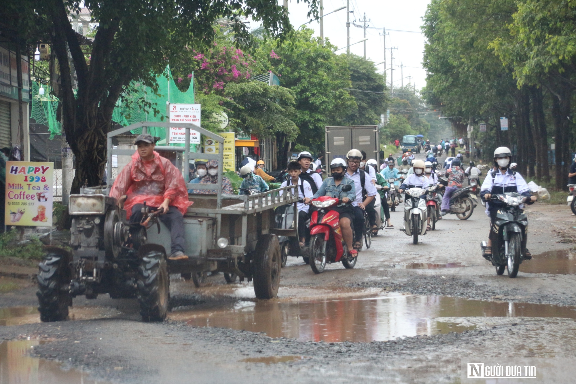 Đắk Lắk: Vướng mặt bằng, tuyến đường hơn 300 tỷ đồng thi công nham nhở, mất ATGT- Ảnh 1.