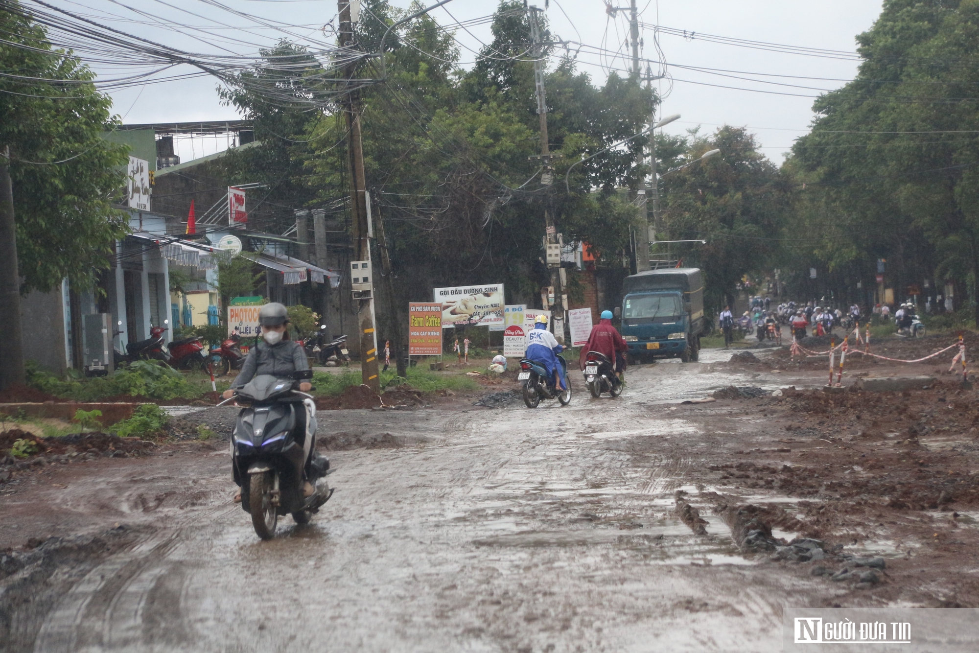 Đắk Lắk: Vướng mặt bằng, tuyến đường hơn 300 tỷ đồng thi công nham nhở, mất ATGT- Ảnh 2.