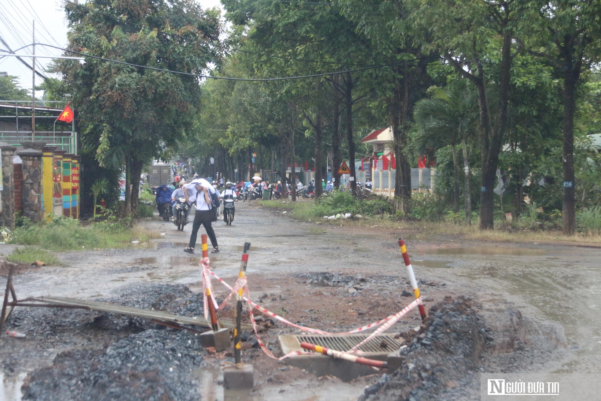 Đắk Lắk: Vướng mặt bằng, tuyến đường hơn 300 tỷ đồng thi công nham nhở, mất ATGT- Ảnh 9.