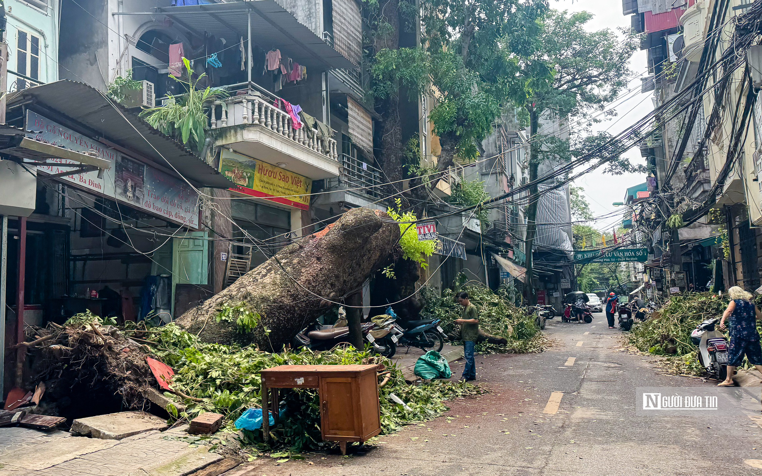 Hà Nội: Cây xanh gãy đổ vẫn ngổn ngang trên đường phố- Ảnh 8.