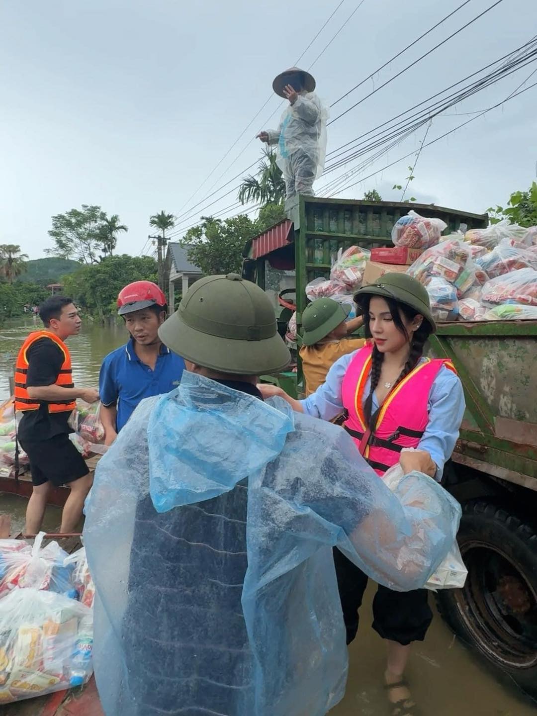 Diệp Lâm Anh nói gì khi bị soi trang phục lúc đi cứu trợ bà con vùng lũ?- Ảnh 2.