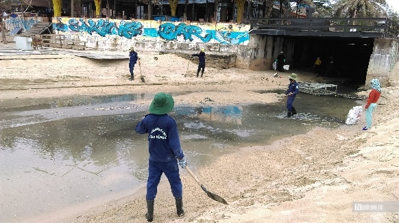 Công nhân khai thông cống rãnh trước mùa mưa bão.