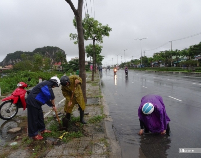 Người dân trên địa bàn thành phố Đà Nẵng góp công khai thông cống rãnh, tránh ngập úng như mùa mưa bão năm 2023.