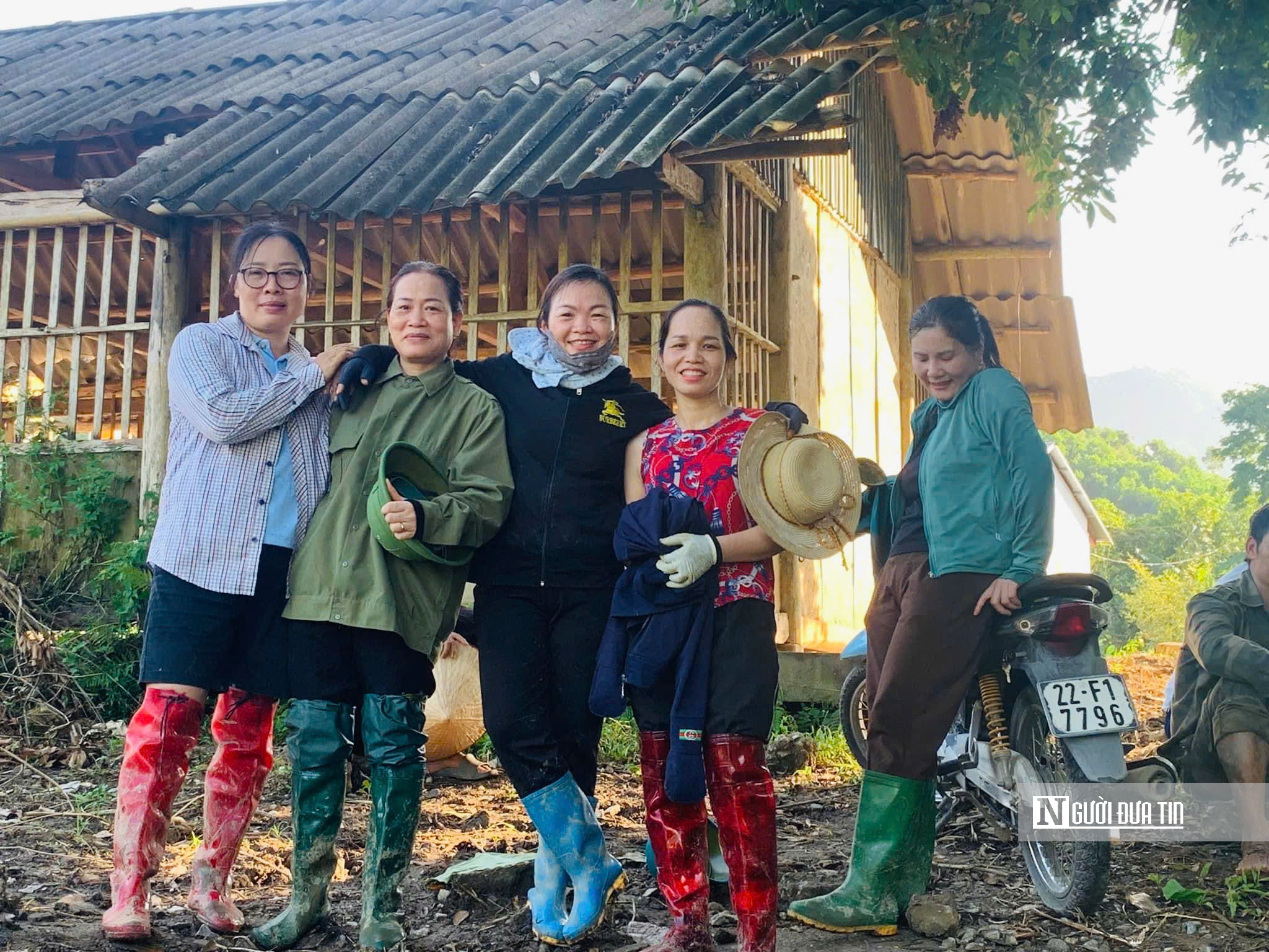 Tuyên Quang: Thầy cô lội ruộng gặt lúa, hỗ trợ khắc phục hậu quả sau bão số 3- Ảnh 12.