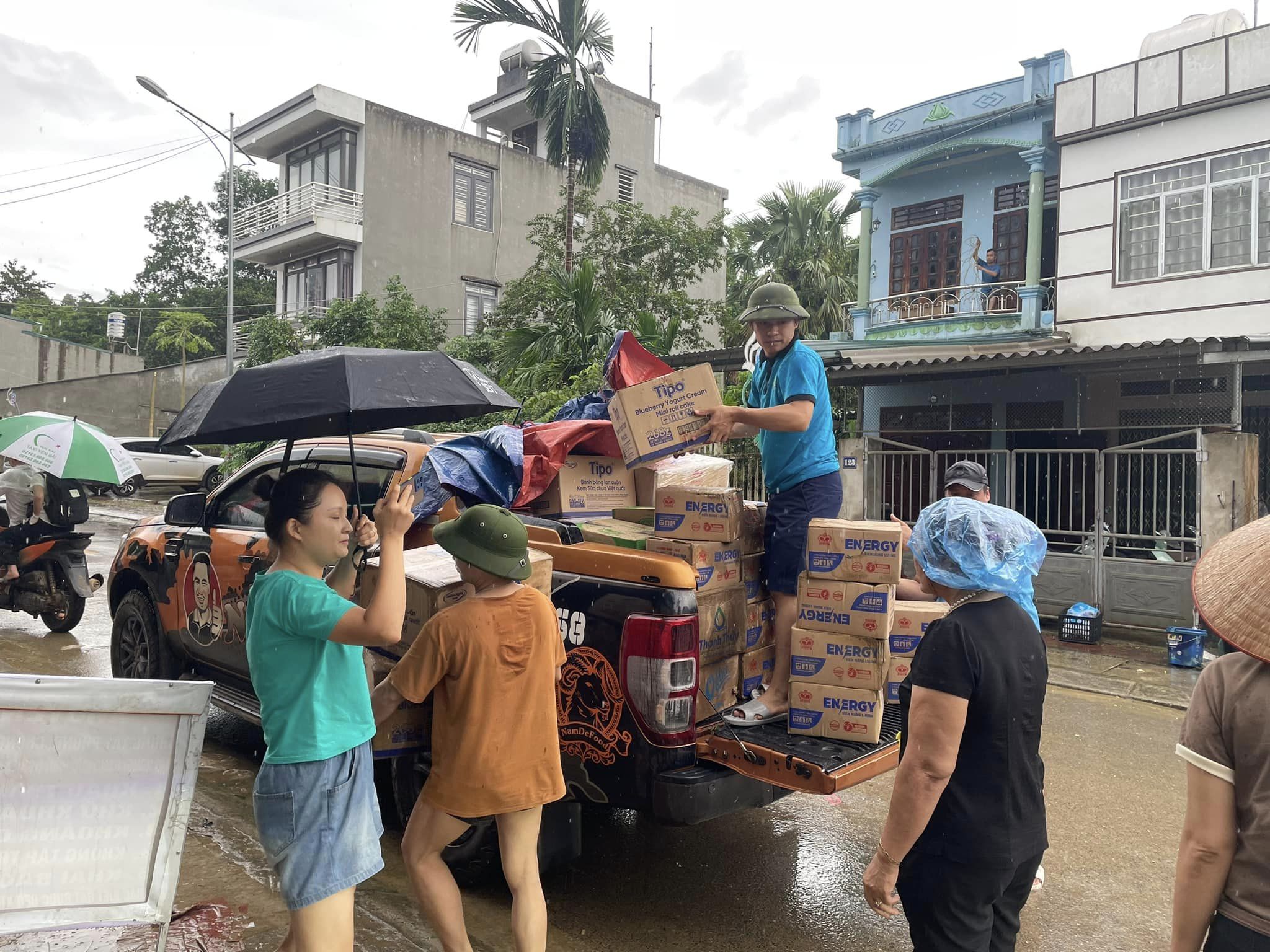 Từ thiện mùa lũ: Cần một trái tim ấm và cái đầu lạnh- Ảnh 4.