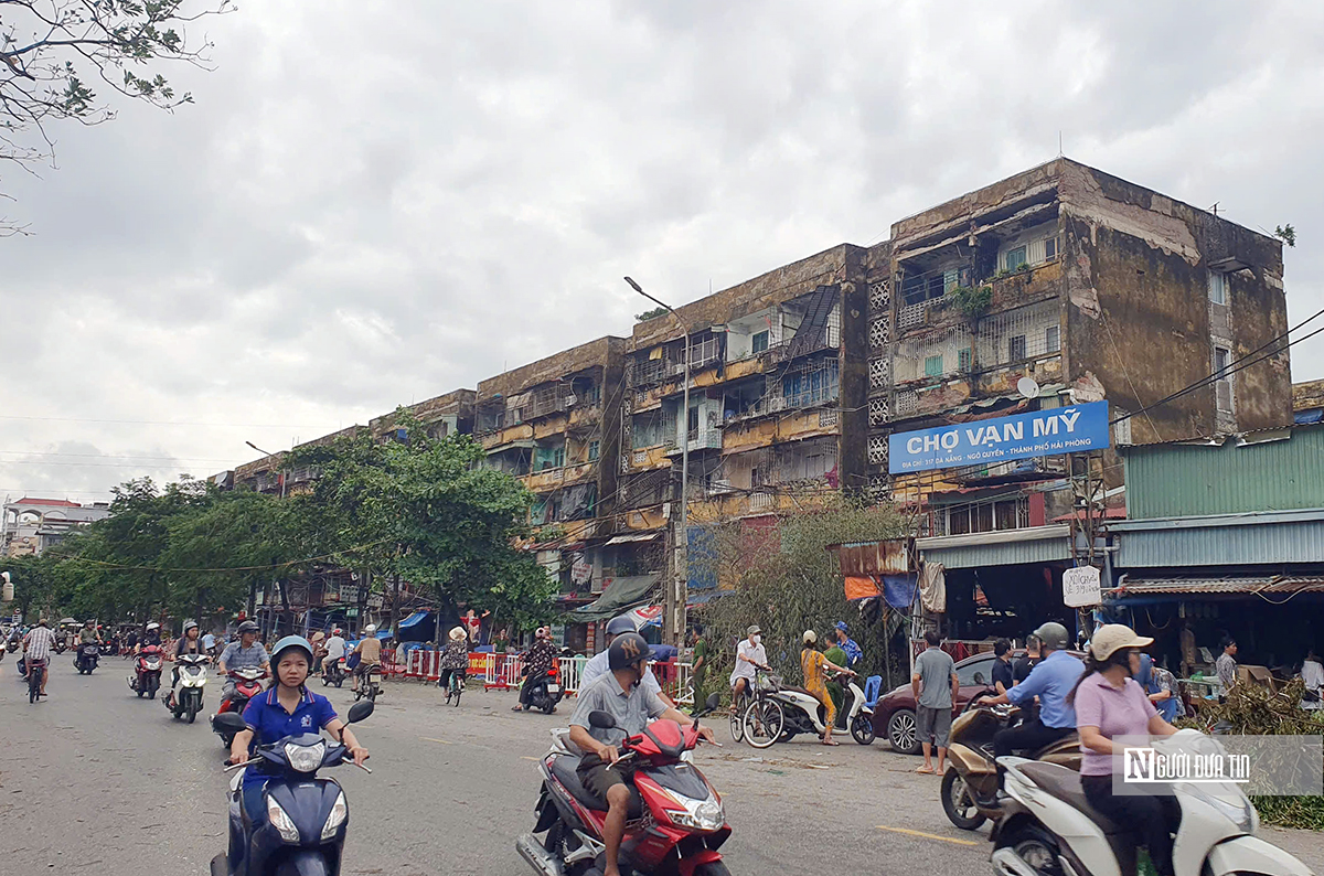 Hải Phòng: Ra hạn cuối di chuyển tài sản khỏi 2 chung cư bị nghiêng do bão- Ảnh 1.