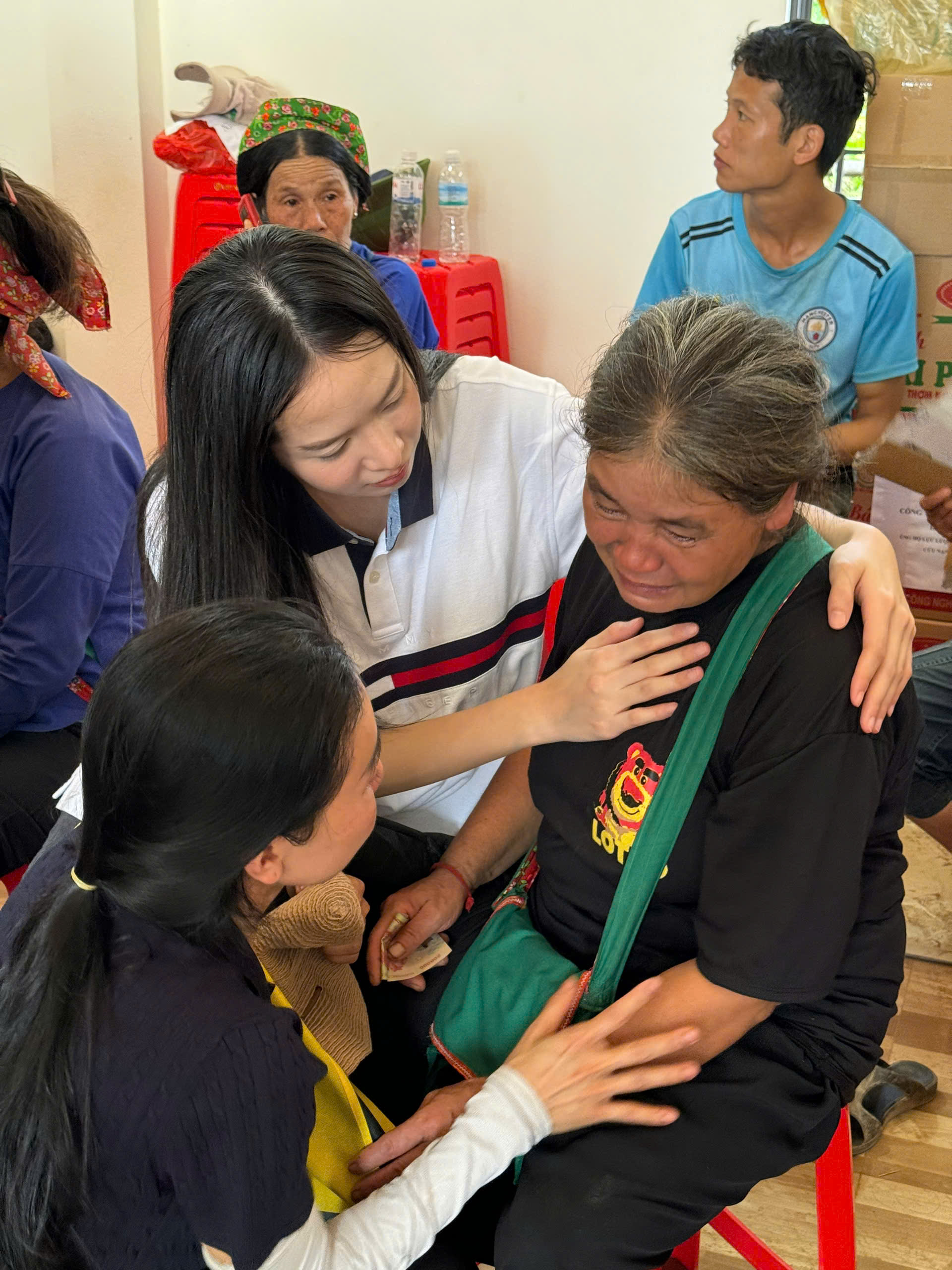 Hoa hậu Thanh Thủy, bà Phạm Kim Dung đến Làng Nủ hỗ trợ người dân- Ảnh 2.