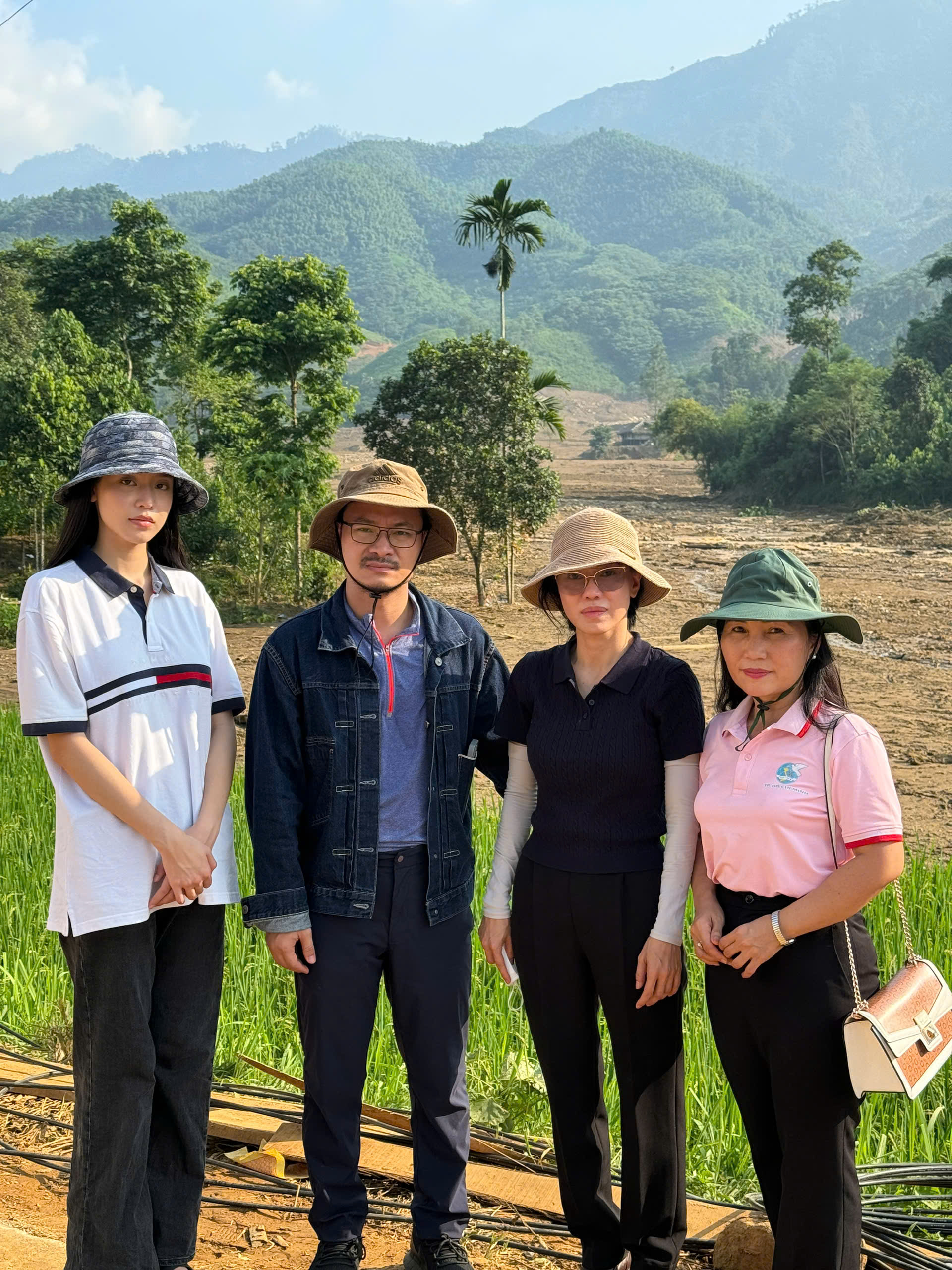 Hoa hậu Thanh Thủy, bà Phạm Kim Dung đến Làng Nủ hỗ trợ người dân- Ảnh 1.