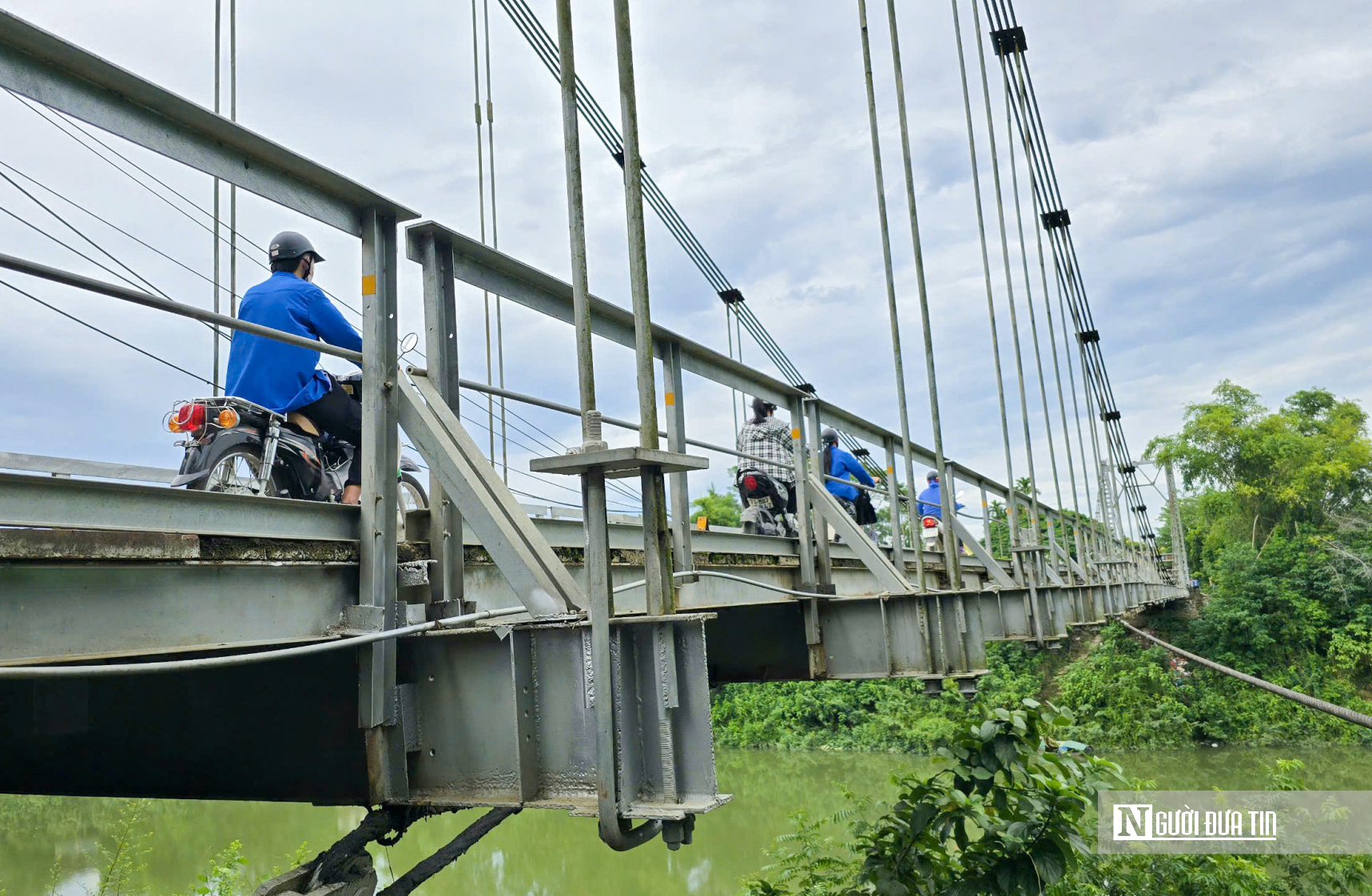 Cầu treo “rệu rã”, người dân bất an khi lưu thông qua sông- Ảnh 3.