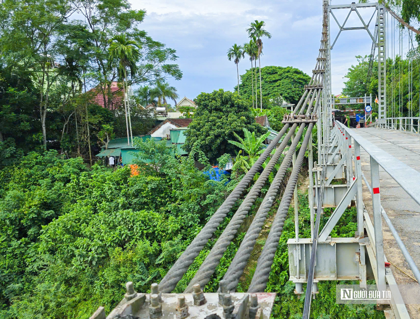 Cầu treo “rệu rã”, người dân bất an khi lưu thông qua sông- Ảnh 4.