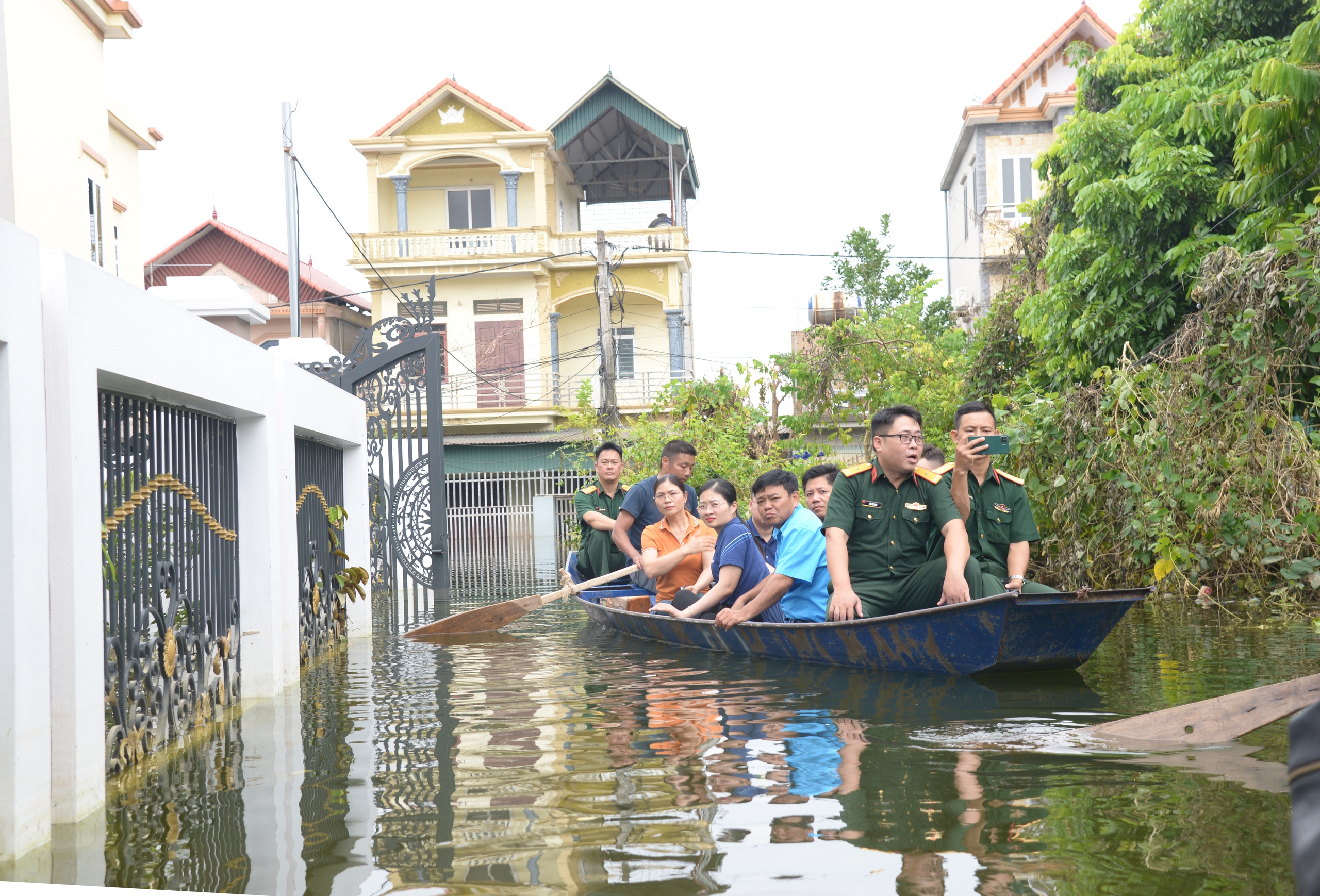 Hà Nội: Tặng quà cho người dân bị thiệt hại do mưa bão tại huyện Mỹ Đức- Ảnh 2.