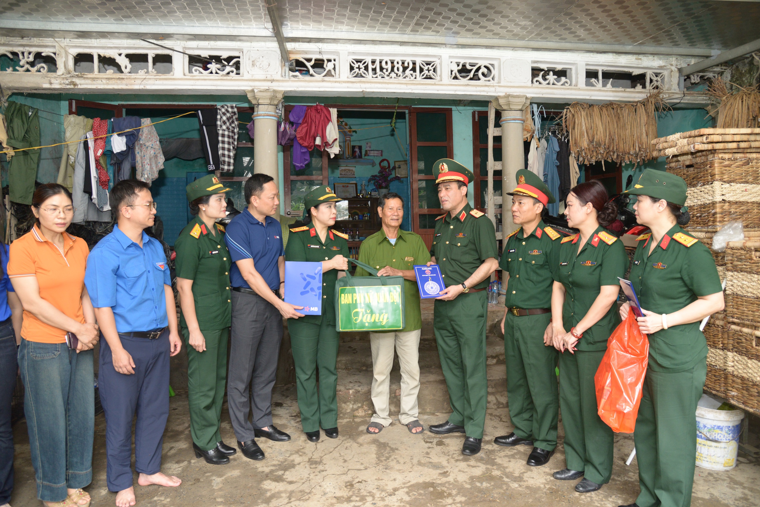 Hà Nội: Tặng quà cho người dân bị thiệt hại do mưa bão tại huyện Mỹ Đức- Ảnh 3.