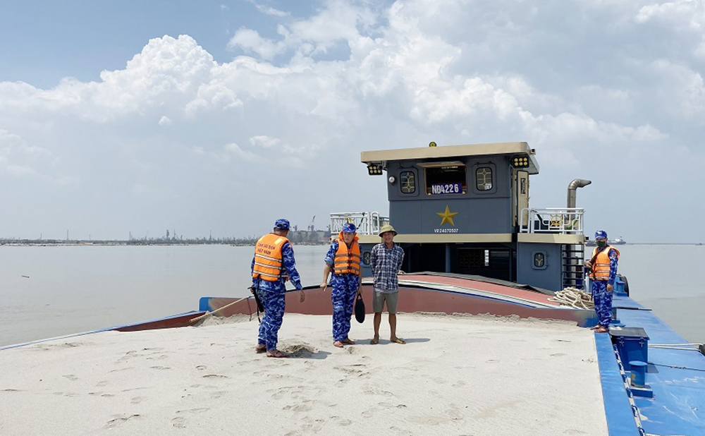 Bắt giữ tàu chở 1.300m3 cát trái phép ở vùng biển giáp ranh Hải Phòng - Quảng Ninh- Ảnh 1.