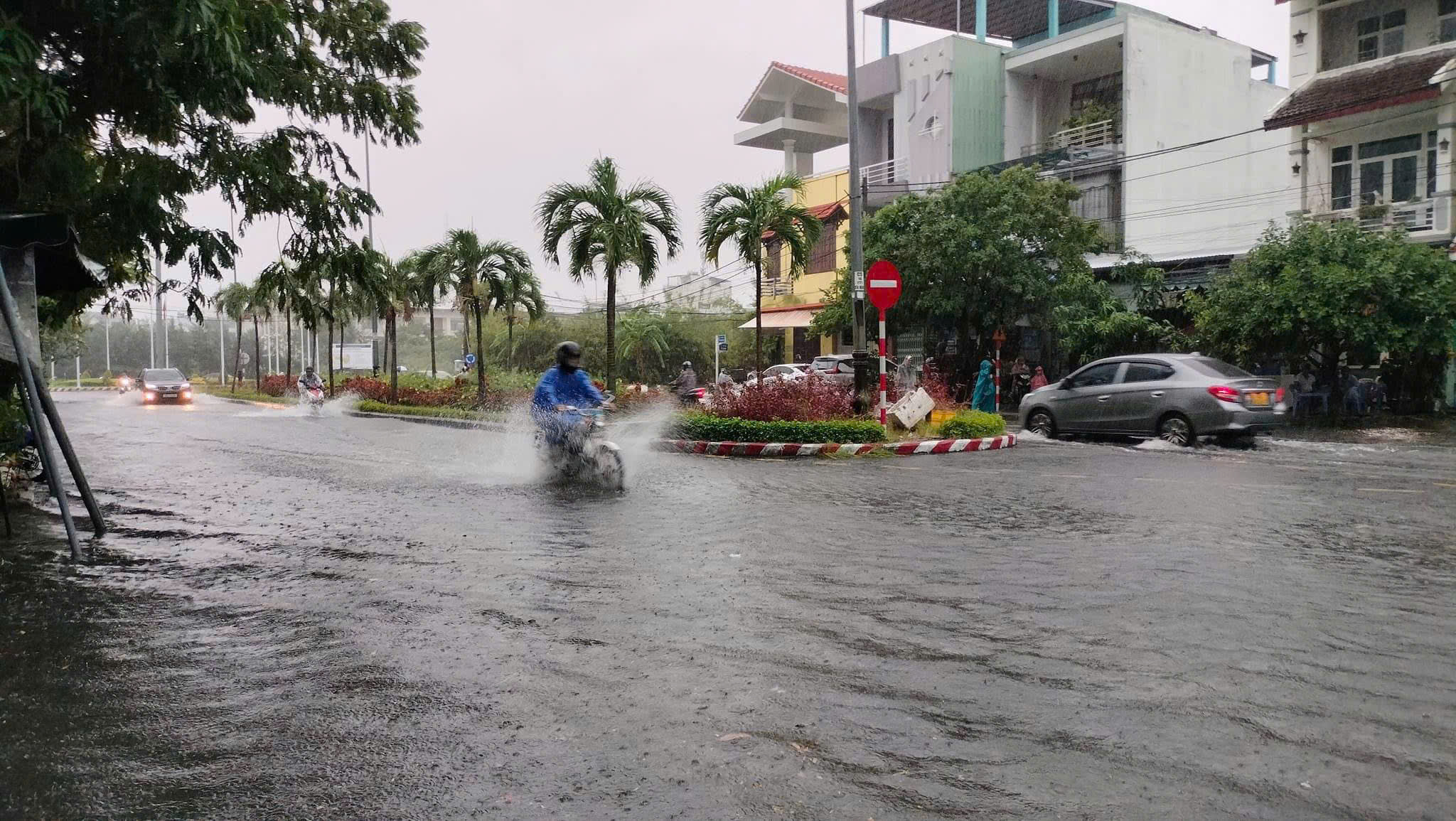 Người dân được khuyến cáo nên thay đổi lộ trình, tránh những đường bị ngập.