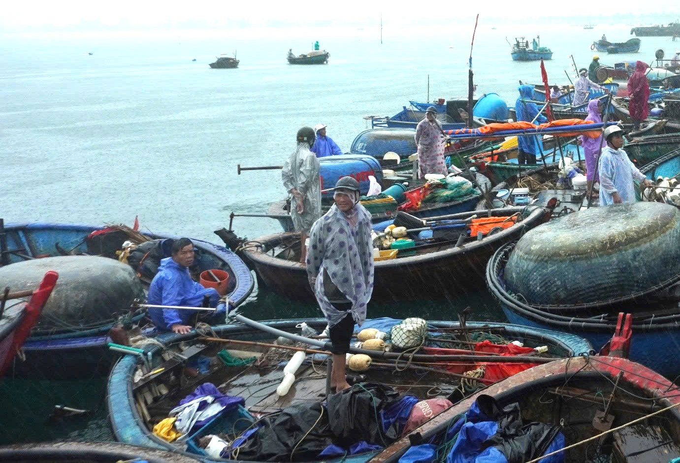 Trong bối cảnh thiên tai ngày càng khó lường, việc nâng cao ý thức bảo vệ tài sản và an toàn khi bão đến trở thành bài học quý giá cho người dân ven biển.