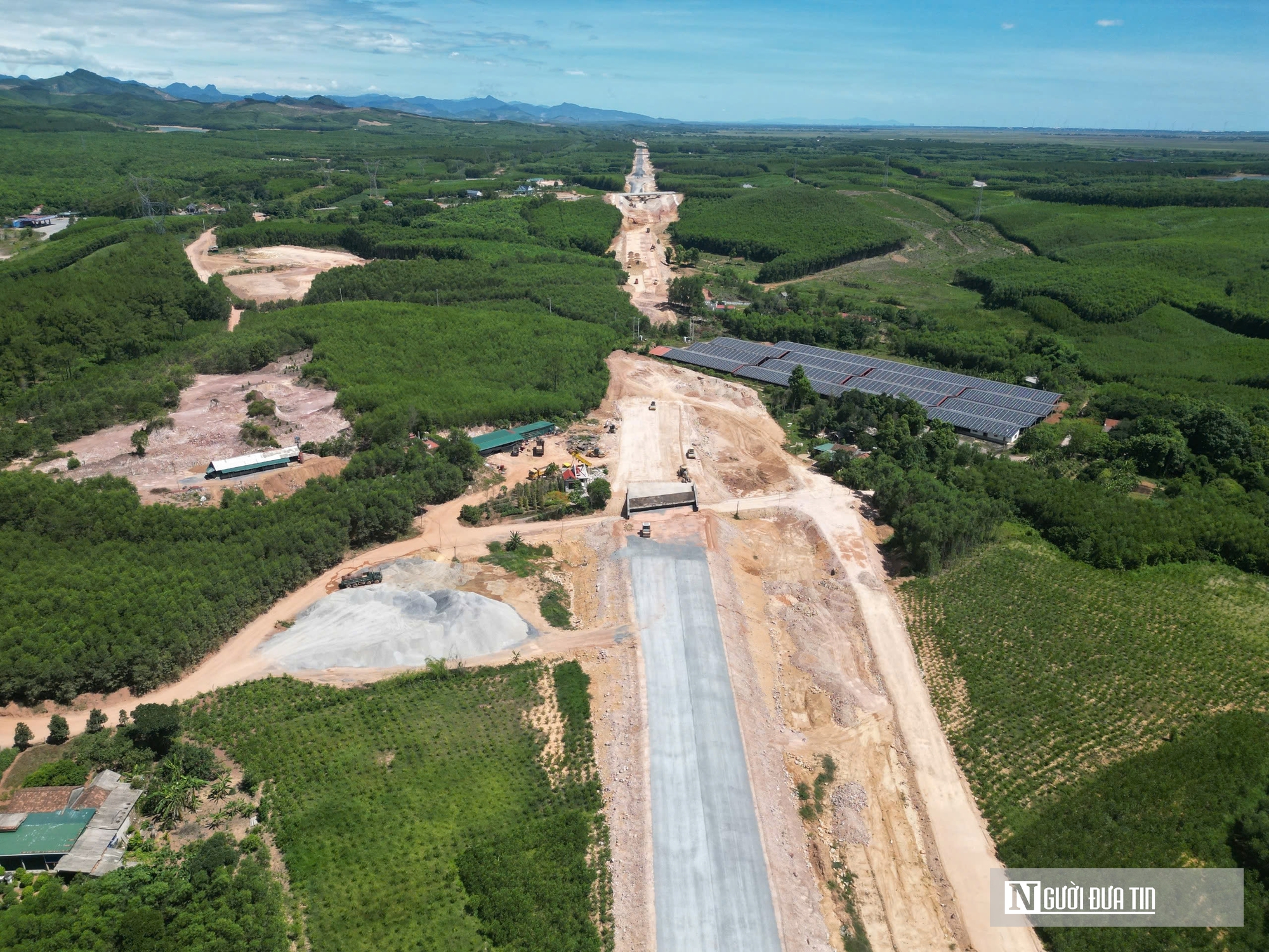 Cưỡng chế 2 hộ dân để bàn giao mặt bằng cho Dự án cao tốc Bắc - Nam đoạn qua Quảng Bình- Ảnh 1.