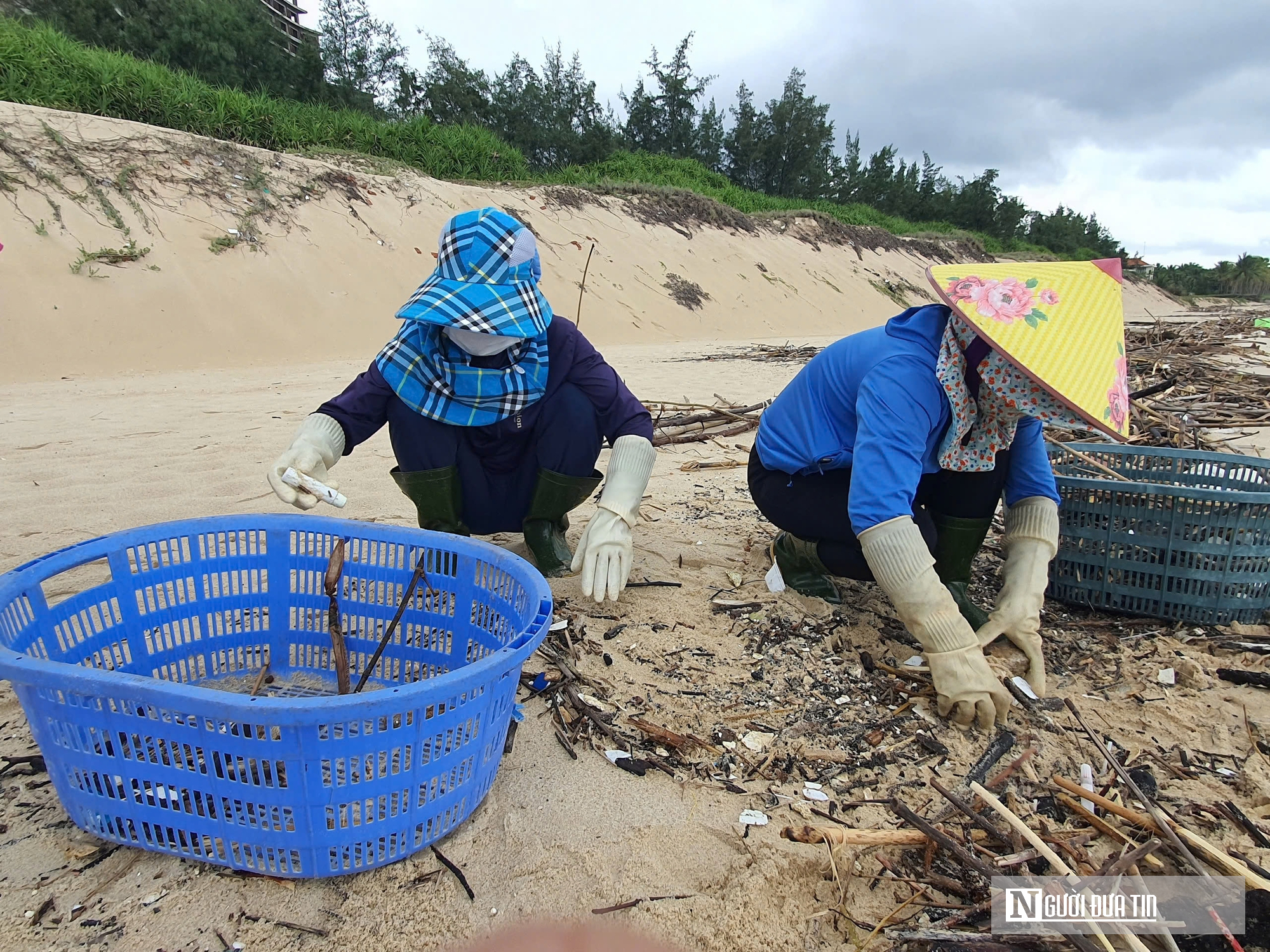 Quảng Bình: Công nhân mệt mỏi vì rác thải ồ ạt bủa vây bờ biển- Ảnh 4.