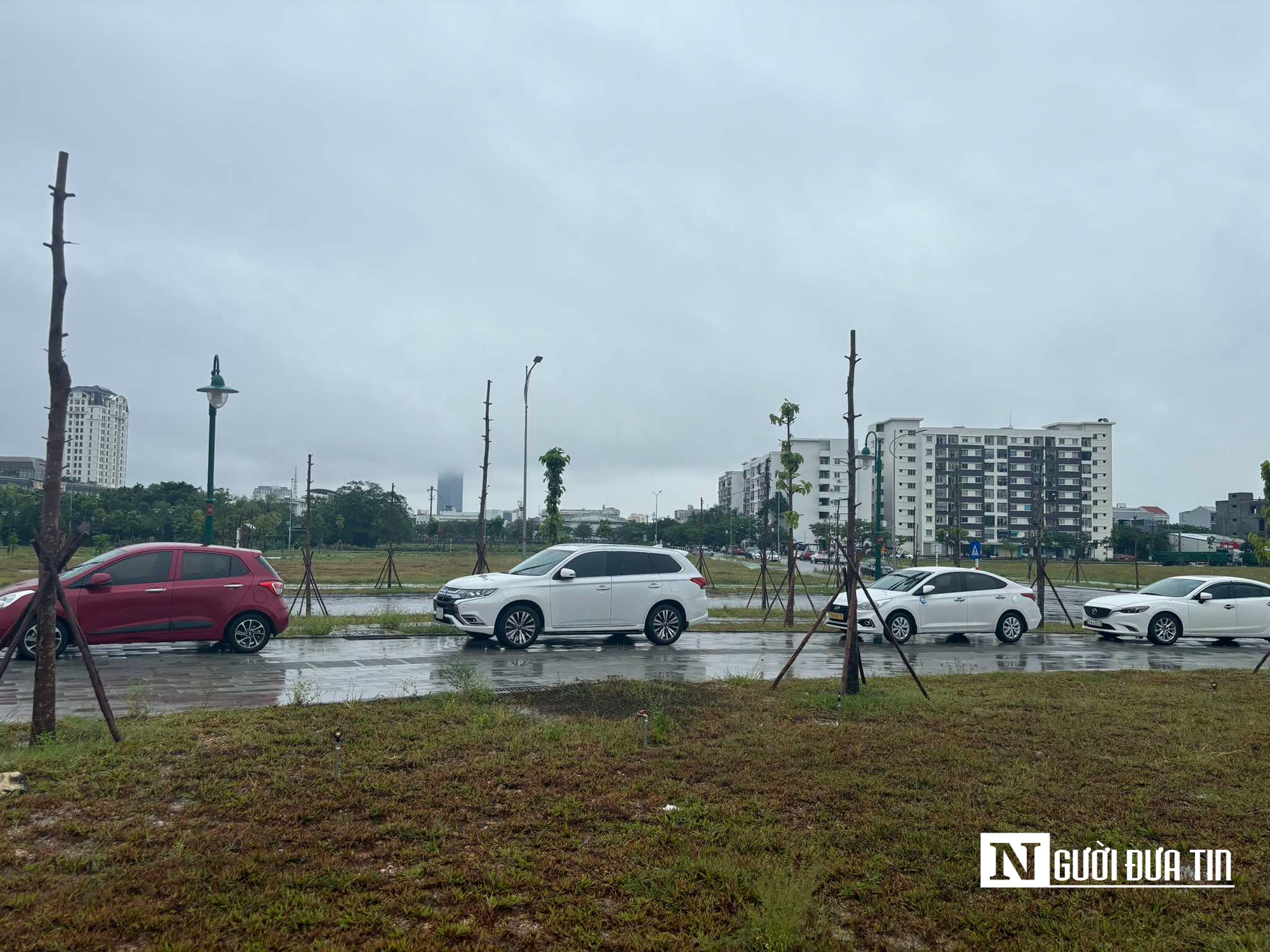 Người dân Huế di chuyển hàng loạt ô tô lên chỗ cao tránh mưa bão - Ảnh 5.