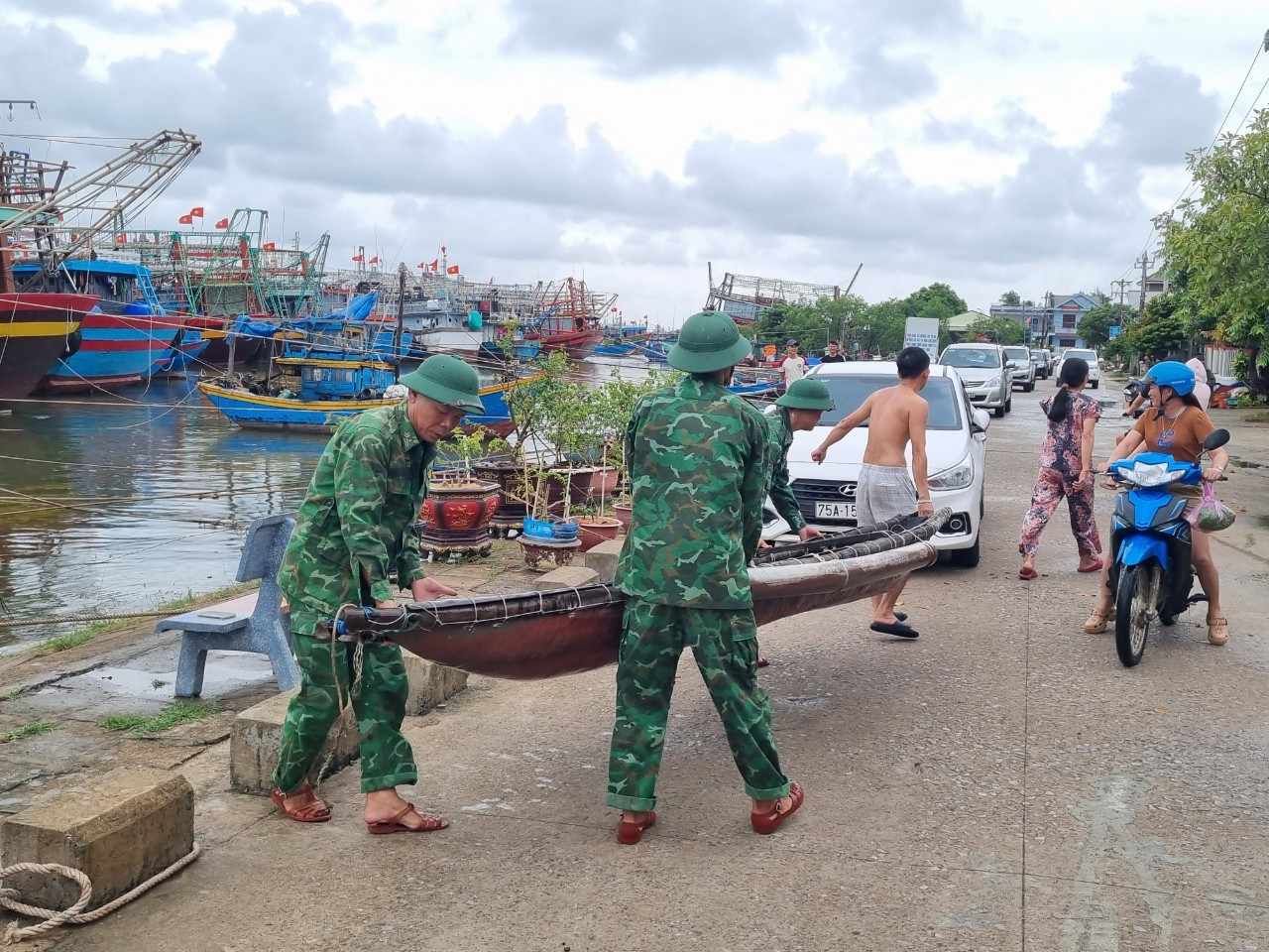 Bộ đội Biên phòng gia cố nhà cửa giúp dân trước khi áp thấp nhiệt đới mạnh lên thành bão- Ảnh 4.