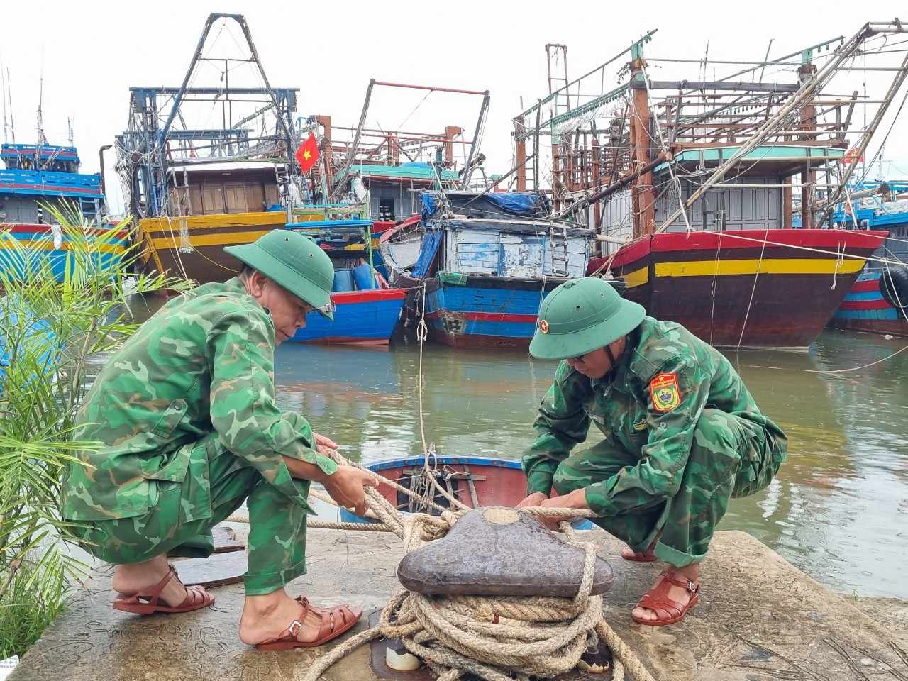 Bộ đội Biên phòng gia cố nhà cửa giúp dân trước khi áp thấp nhiệt đới mạnh lên thành bão- Ảnh 3.