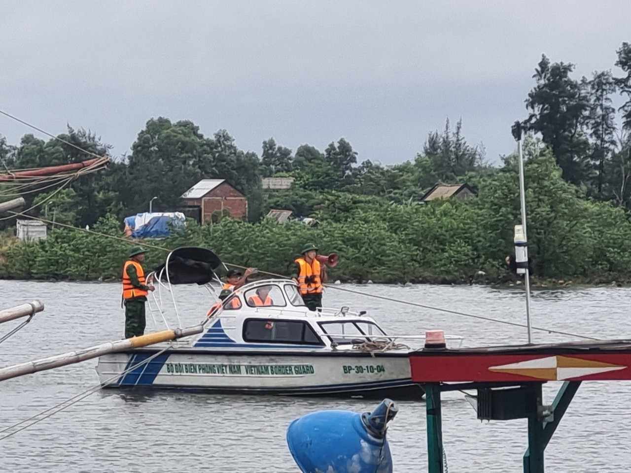 Bộ đội Biên phòng gia cố nhà cửa giúp dân trước khi áp thấp nhiệt đới mạnh lên thành bão- Ảnh 2.